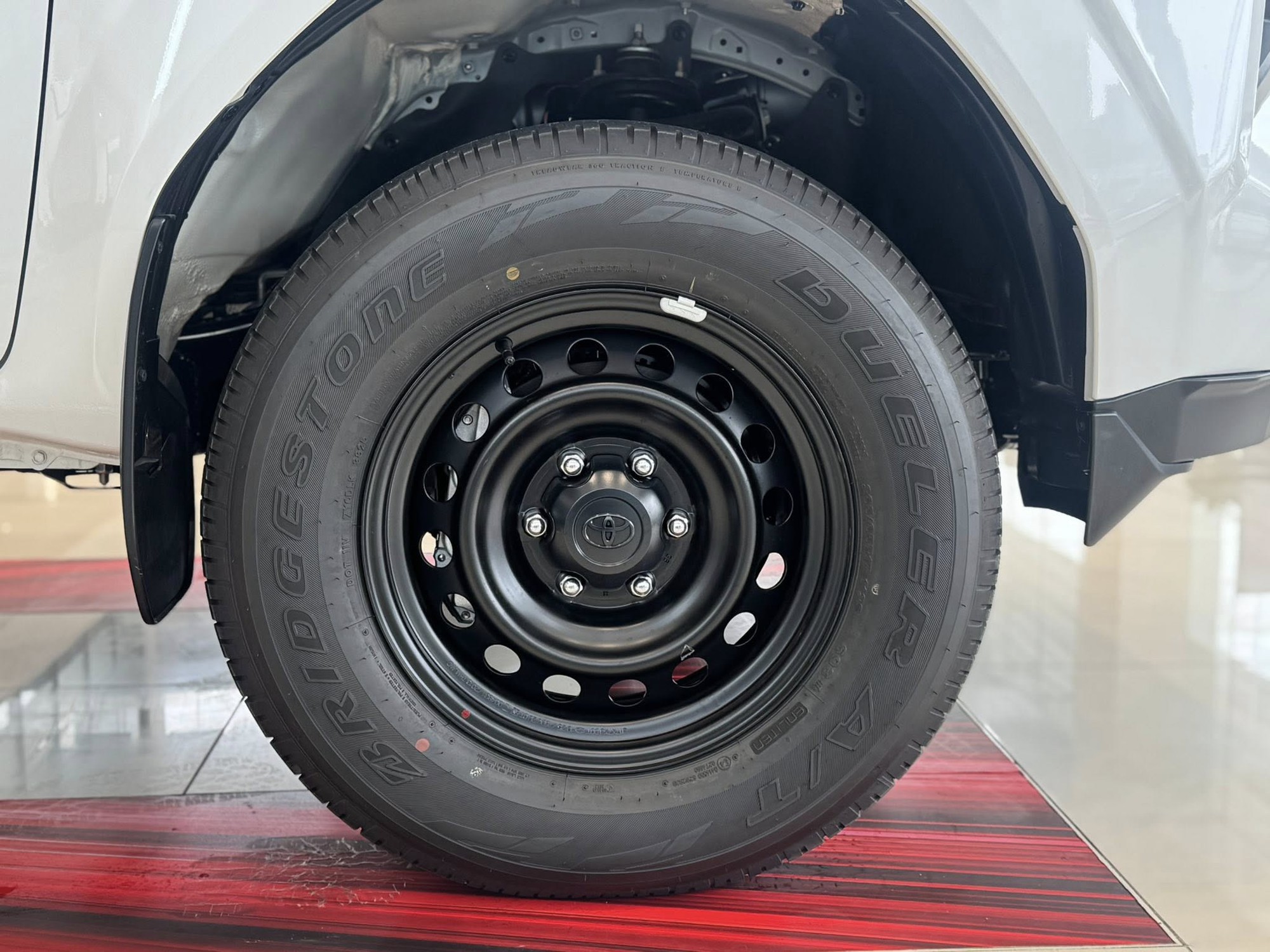 Ảnh thực tế Toyota Hilux 2026 bản rẻ nhất vừa ra mắt Việt Nam: M&acirc;m sắt, v&ocirc;-lăng nhựa, số s&agrave;n nhưng trang bị giải tr&iacute;, động cơ vẫn &lsquo;ngon&rsquo;- Ảnh 7.