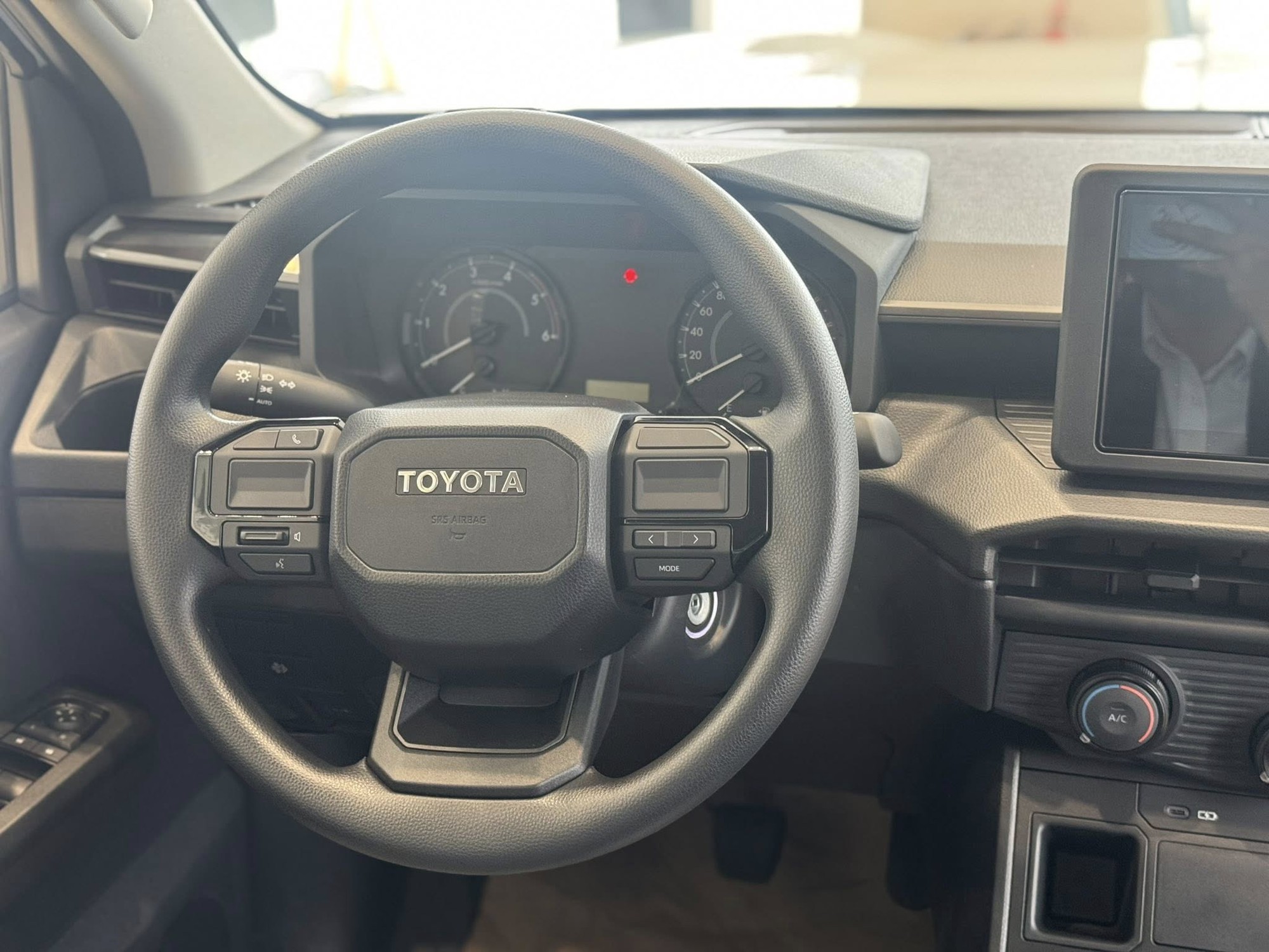 Ảnh thực tế Toyota Hilux 2026 bản rẻ nhất vừa ra mắt Việt Nam: M&acirc;m sắt, v&ocirc;-lăng nhựa, số s&agrave;n nhưng trang bị giải tr&iacute;, động cơ vẫn &lsquo;ngon&rsquo;- Ảnh 9.