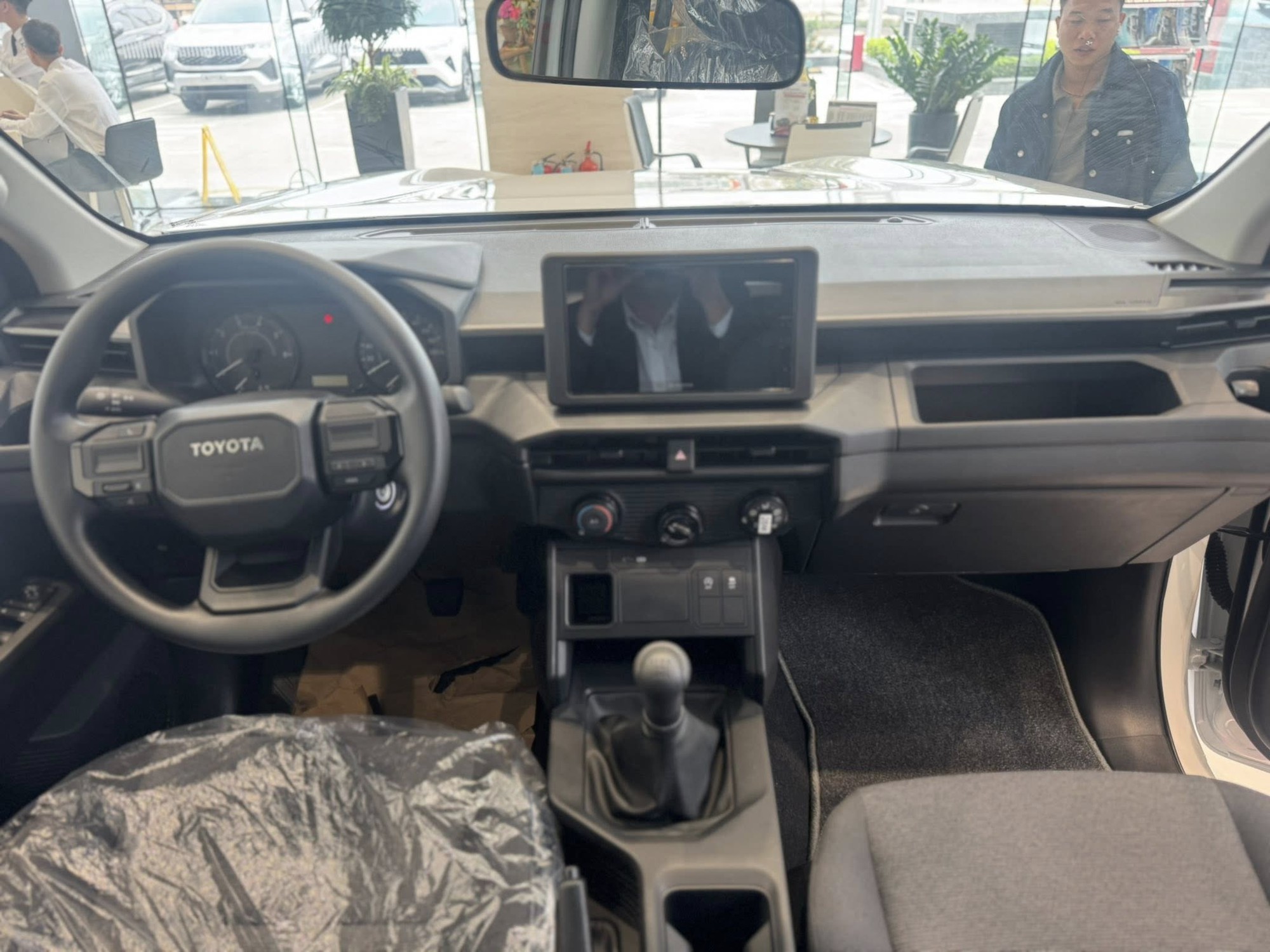 Ảnh thực tế Toyota Hilux 2026 bản rẻ nhất vừa ra mắt Việt Nam: M&acirc;m sắt, v&ocirc;-lăng nhựa, số s&agrave;n nhưng trang bị giải tr&iacute;, động cơ vẫn &lsquo;ngon&rsquo;- Ảnh 3.