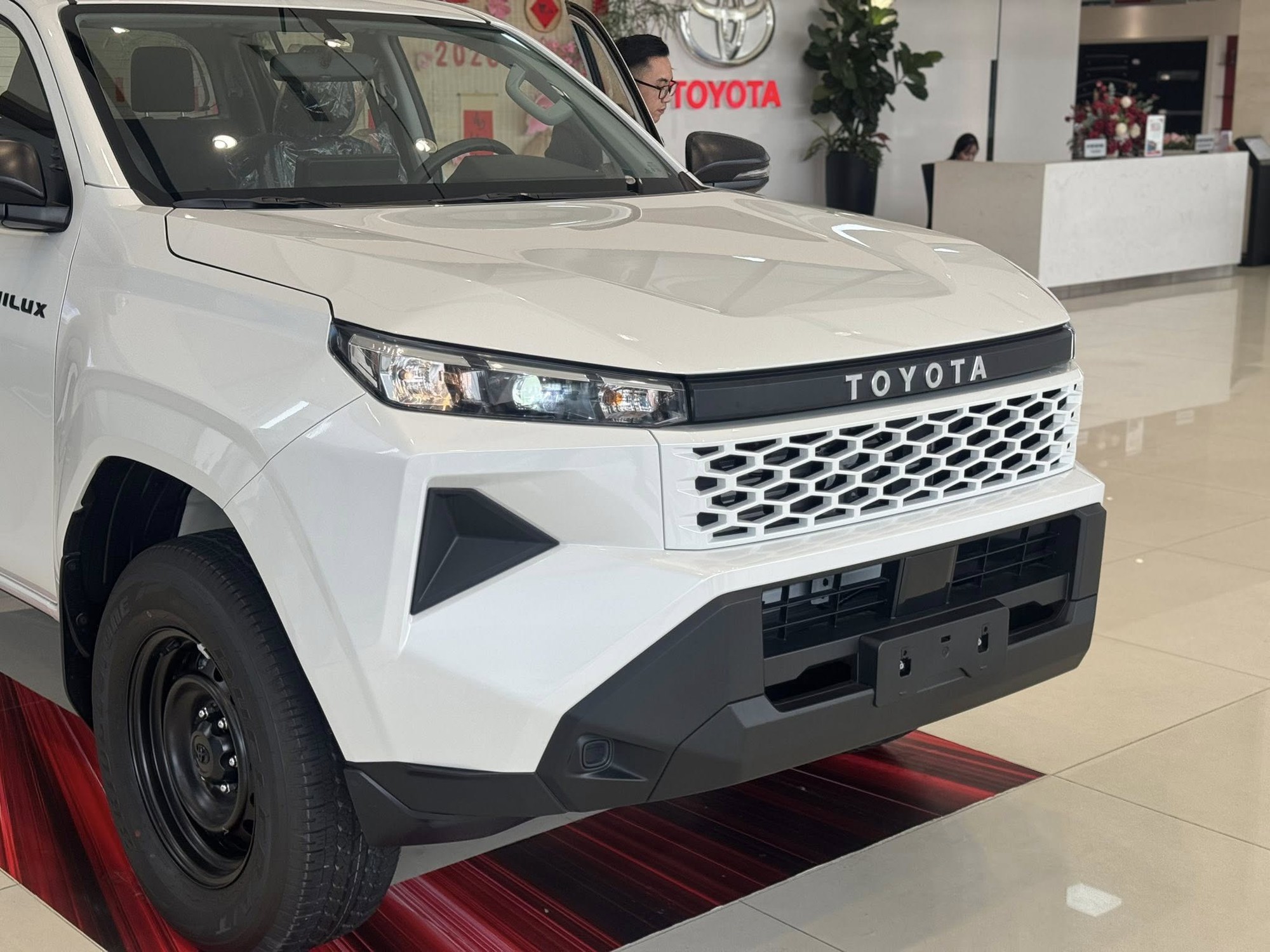 Ảnh thực tế Toyota Hilux 2026 bản rẻ nhất vừa ra mắt Việt Nam: M&acirc;m sắt, v&ocirc;-lăng nhựa, số s&agrave;n nhưng trang bị giải tr&iacute;, động cơ vẫn &lsquo;ngon&rsquo;- Ảnh 6.