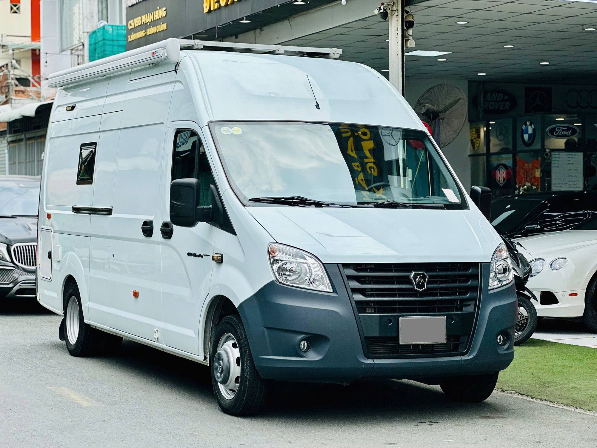 Rao &lsquo;nh&agrave; di động&rsquo; từng của Ngọc Trinh gi&aacute; hơn 800 triệu đồng, người b&aacute;n cho biết mua mới hơn 2 tỷ, lăn b&aacute;nh chỉ 5.000km- Ảnh 2.