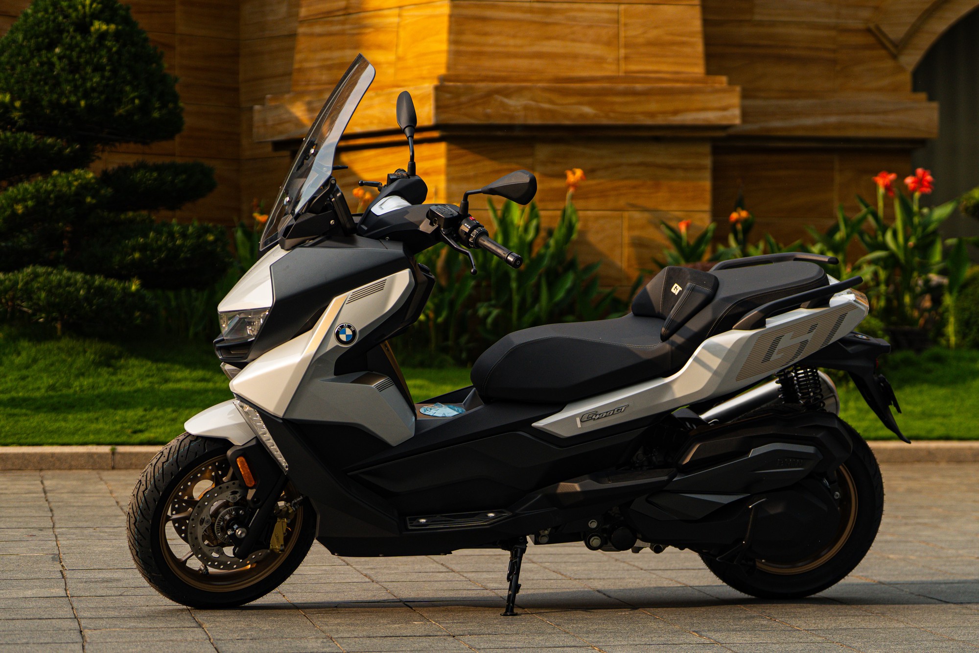 Thị trường m&ocirc; t&ocirc; ph&acirc;n khối lớn s&ocirc;i động dịp Tết, BMW Motorrad ưu đ&atilde;i đến 140 triệu đồng- Ảnh 1.