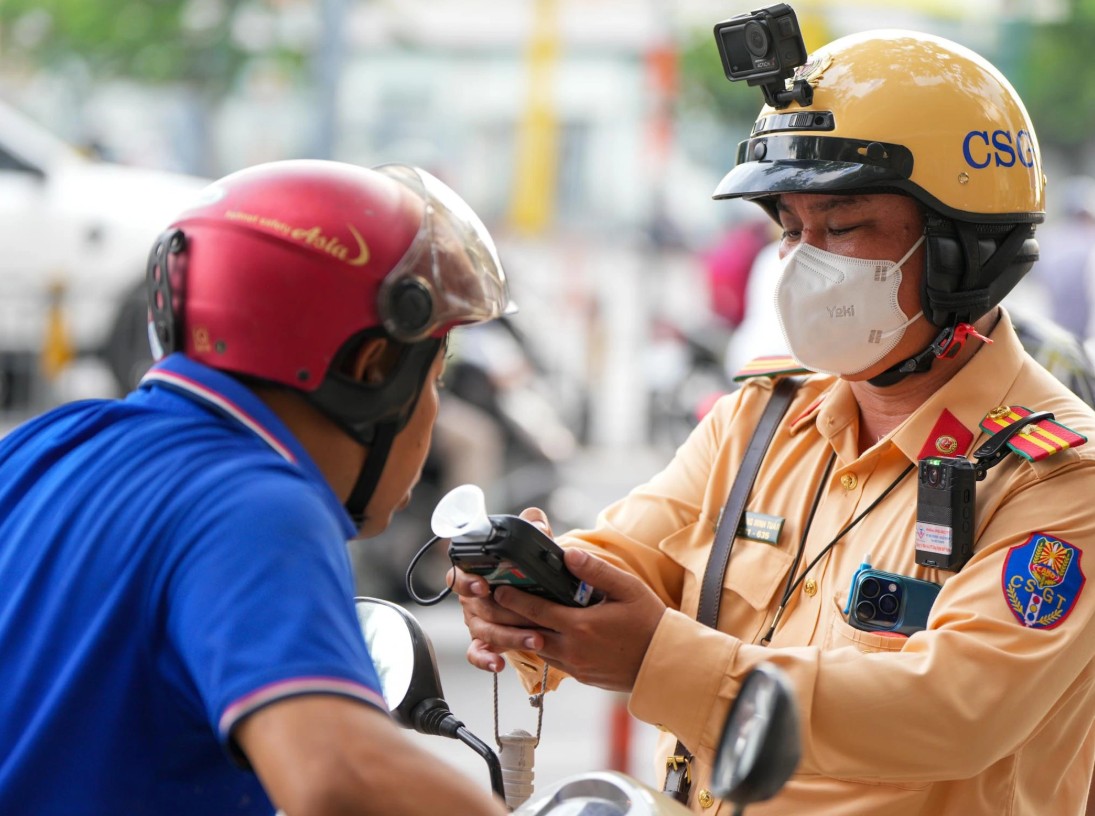 Anh Nam uống rượu từ h&ocirc;m trước, s&aacute;ng h&ocirc;m sau l&aacute;i xe đi l&agrave;m, bị ph&aacute;t hiện c&oacute; nồng độ cồn th&igrave; c&oacute; bị xử phạt? Bộ C&ocirc;ng an trả lời- Ảnh 1.