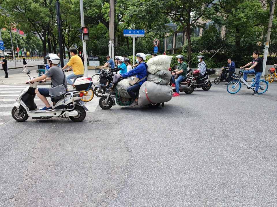 Khách Việt giật mình với cảnh tượng trên đường phố Trung Quốc, nhận xét: "Sao có thể như vậy?"- Ảnh 3. Khách Việt giật mình với cảnh tượng trên đường phố Trung Quốc, nhận xét: