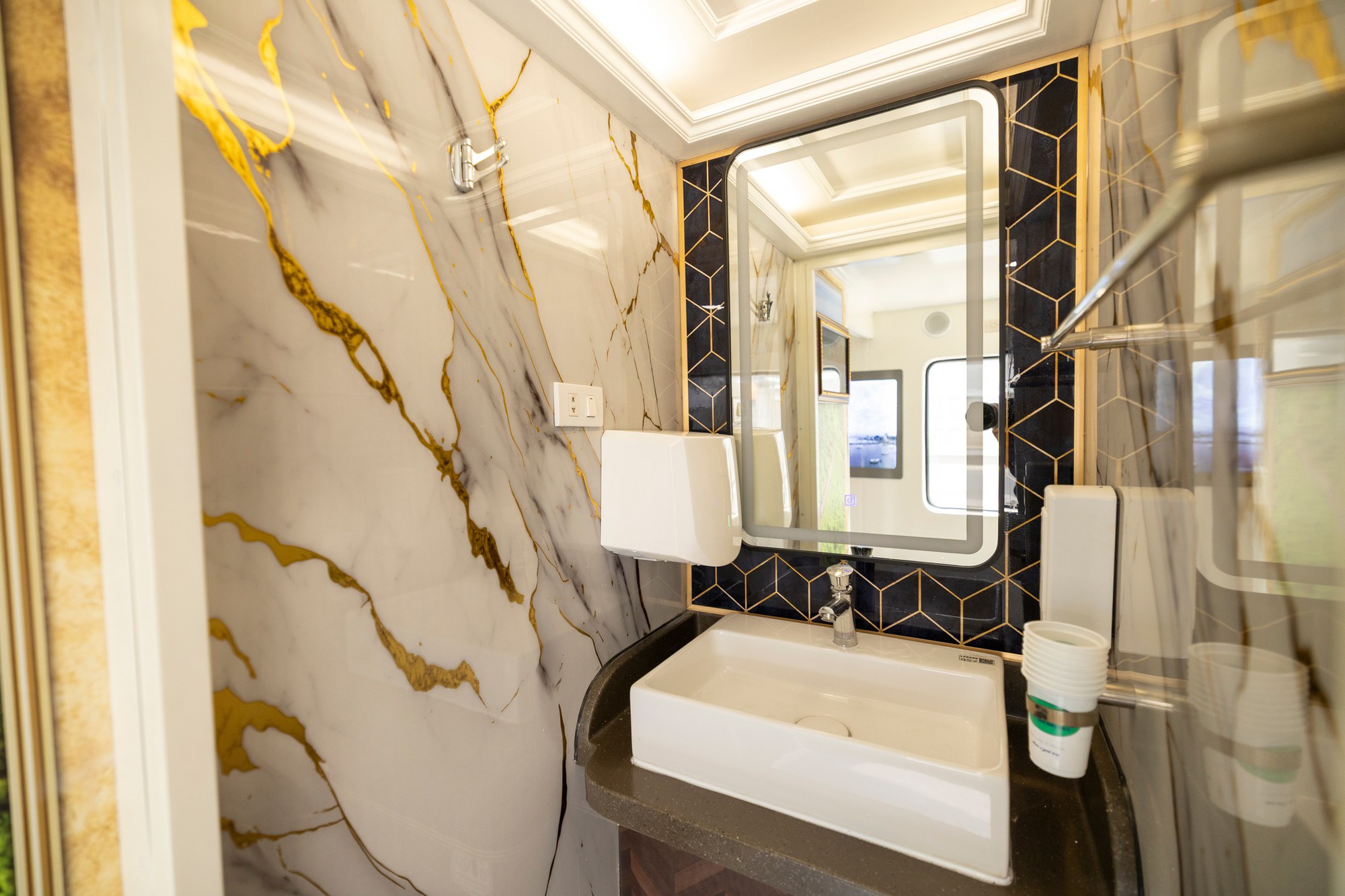 Chuyến tàu mới nhất của đường sắt Việt Nam: Mới chạy được 1 ngày, không gian trên tàu gây chú ý- Ảnh 11. Chuyến tàu mới nhất của đường sắt Việt Nam: Mới chạy được 1 ngày, không gian trên tàu gây chú ý- Ảnh 11.