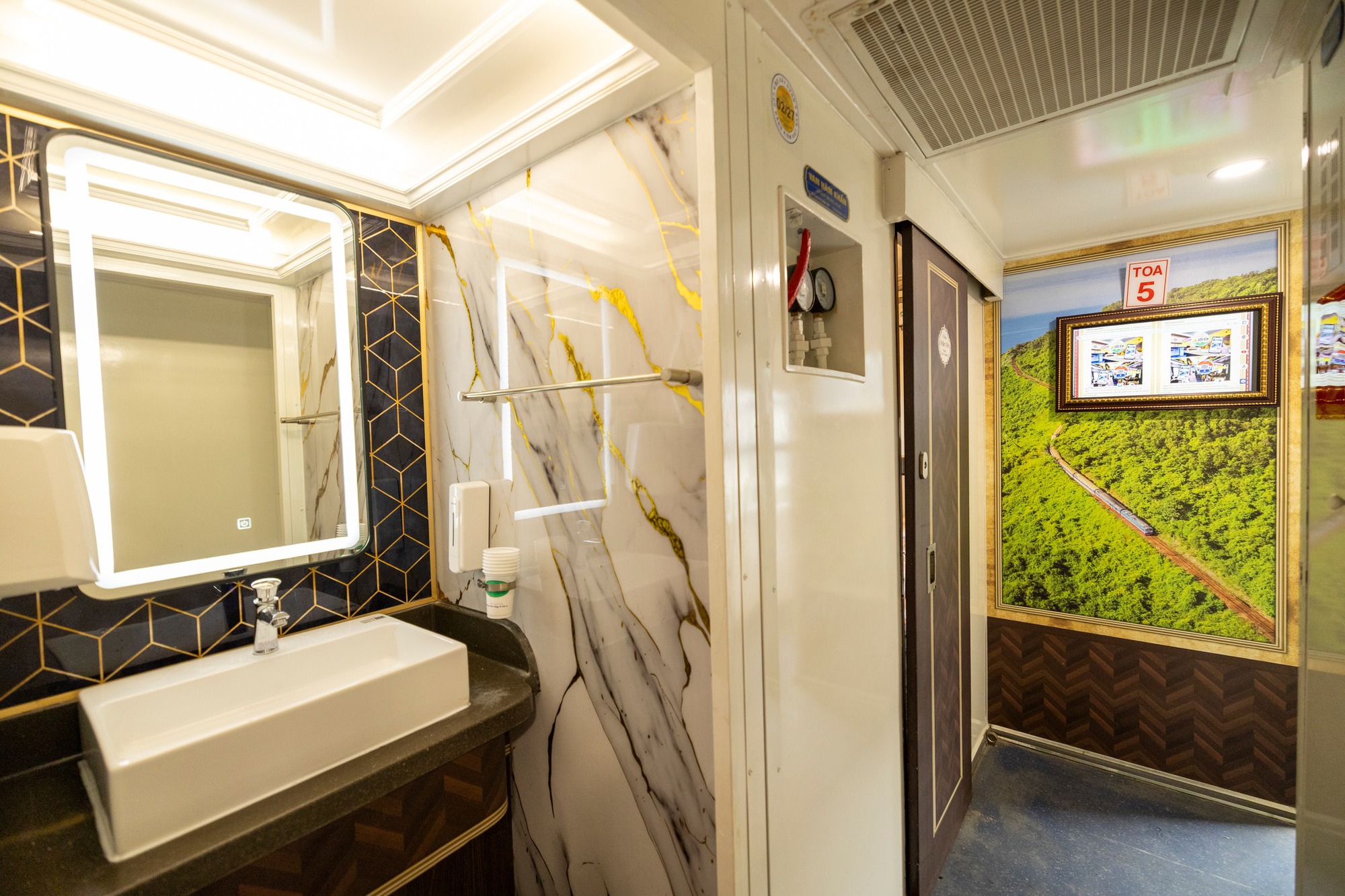 Chuyến tàu mới nhất của đường sắt Việt Nam: Mới chạy được 1 ngày, không gian trên tàu gây chú ý- Ảnh 8. Chuyến tàu mới nhất của đường sắt Việt Nam: Mới chạy được 1 ngày, không gian trên tàu gây chú ý- Ảnh 8.