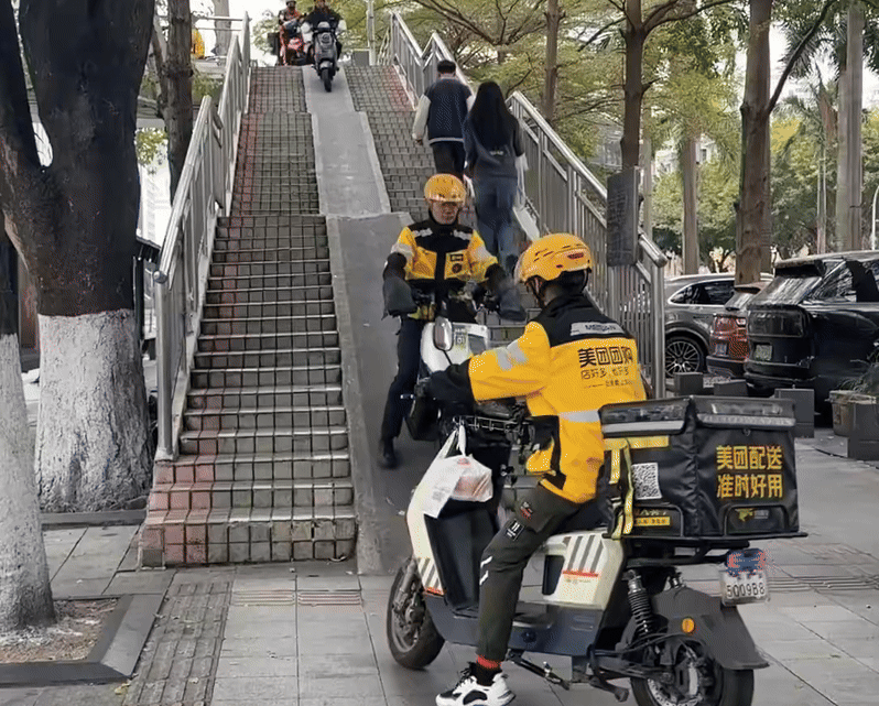 Khách Việt giật mình với cảnh tượng trên đường phố Trung Quốc, nhận xét: "Sao có thể như vậy?"- Ảnh 1. Khách Việt giật mình với cảnh tượng trên đường phố Trung Quốc, nhận xét: