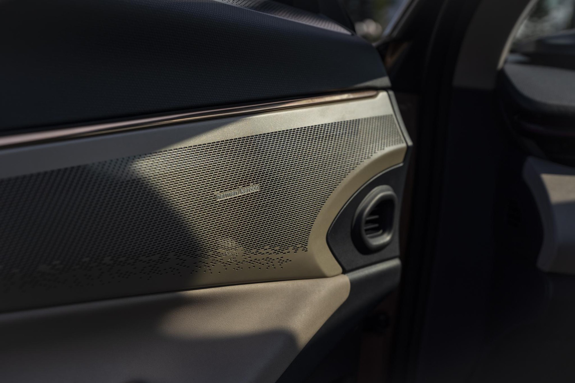 Chủ xe kiến tr&uacute;c sư đ&aacute;nh gi&aacute; Lynk & Co 08 EM-P: &ldquo;Nhiều c&ocirc;ng nghệ hữu &iacute;ch, đặc biệt rất an to&agrave;n&rdquo;- Ảnh 3.