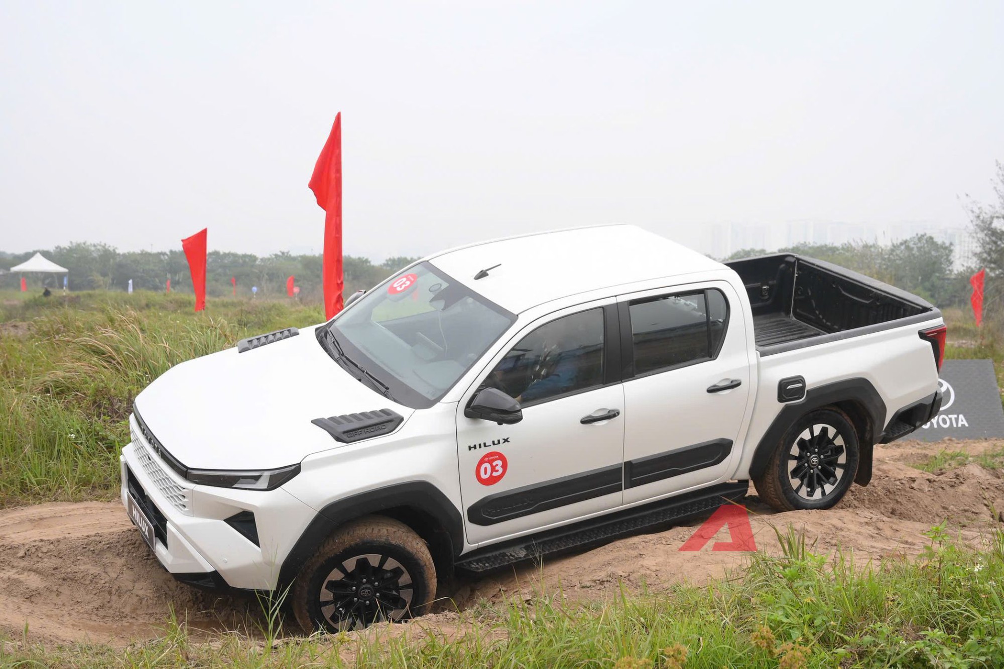 Mổ xẻ Hilux 2026: Toyota đang chiều kh&aacute;ch Việt hay thoả hiệp?- Ảnh 8.