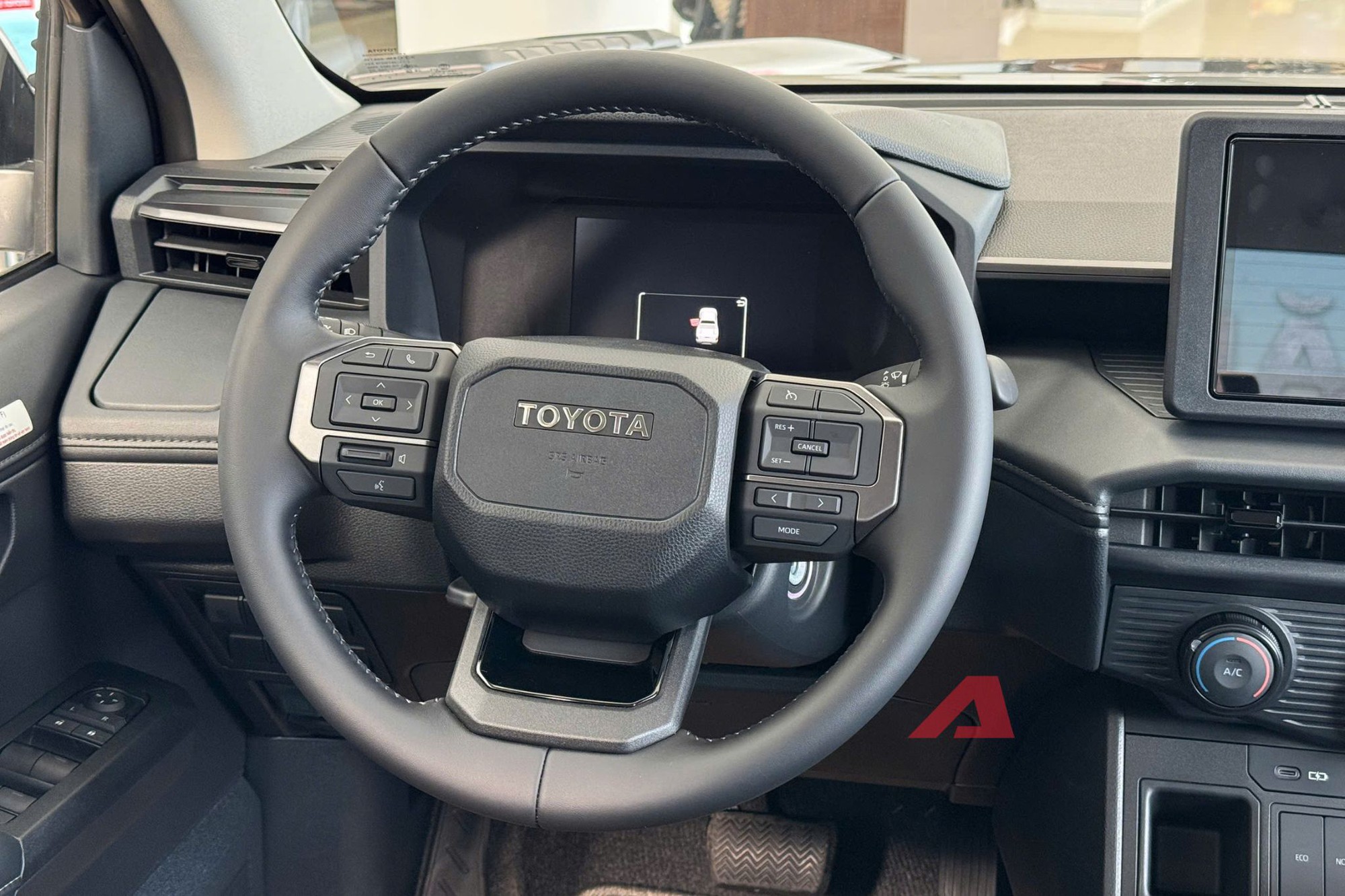 Mổ xẻ Hilux 2026: Toyota đang chiều kh&aacute;ch Việt hay thoả hiệp?- Ảnh 7.