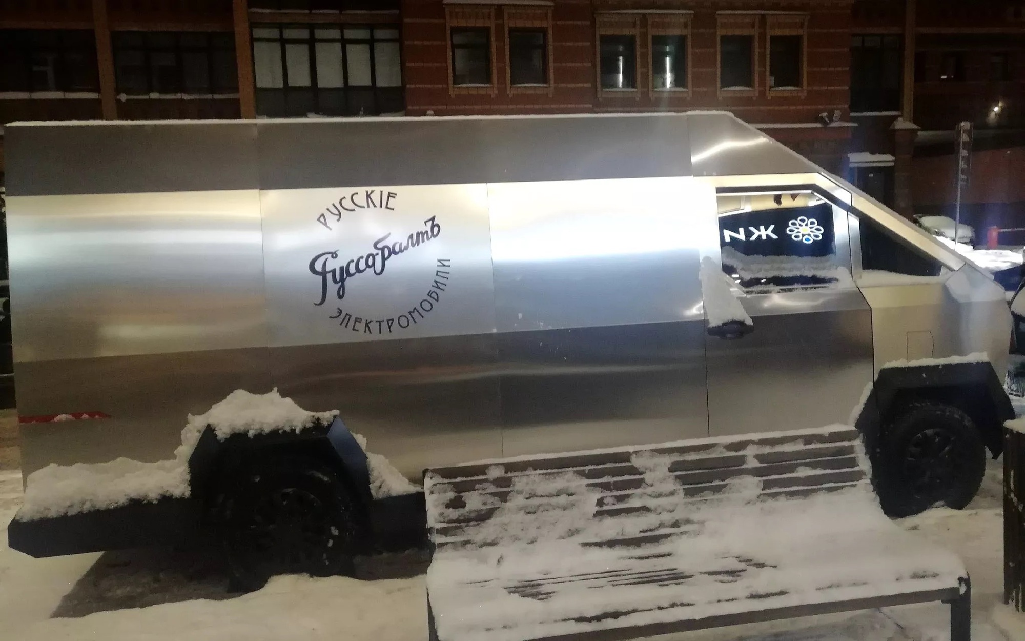 Góc gây lú: Nhìn qua tưởng Tesla Cybertruck nhưng khoang hàng phía sau lại gây ngỡ ngàng- Ảnh 2. Góc gây lú: Nhìn qua tưởng Tesla Cybertruck nhưng khoang hàng phía sau lại gây ngỡ ngàng- Ảnh 2.