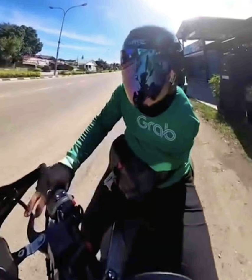 Mất một tay sau tai nạn, ch&agrave;ng shipper vẫn chạy xe, giao 50 đơn/ng&agrave;y để d&agrave;nh tiền cưới vợ- Ảnh 1.