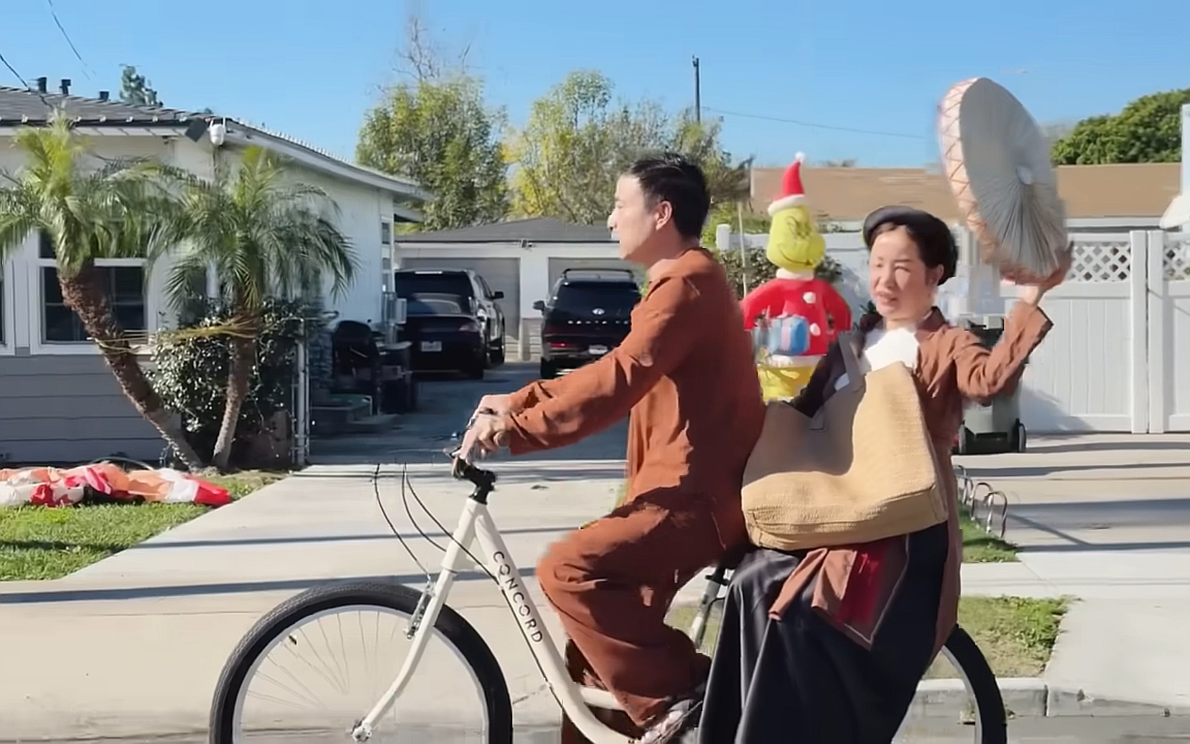 Bố ruột b&eacute; Xu&acirc;n Mai đạp xe b&aacute;n b&aacute;nh chưng ở Mỹ: "T&ocirc;i thất nghiệp nửa năm nay rồi"- Ảnh 2.