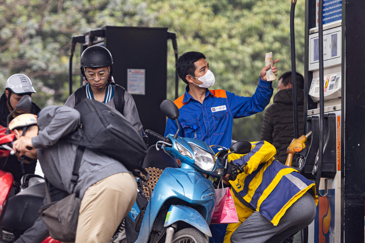 Gi&aacute; xăng dầu h&ocirc;m nay 4/1: Chưa ngừng đ&agrave; đi xuống- Ảnh 1.