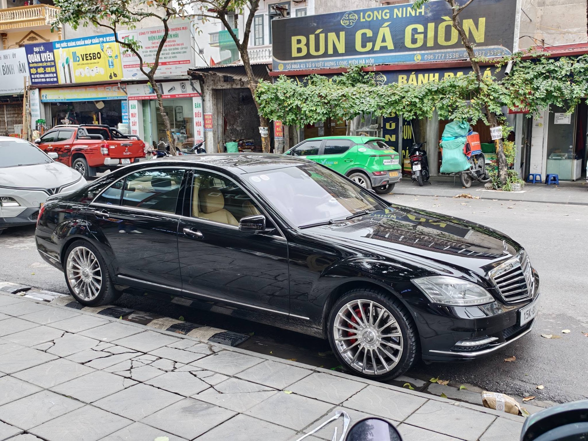 Rao Mercedes-Benz S 500 2009 chưa đến 500 triệu, người b&aacute;n chia sẻ: Chủ cũ chi cả trăm triệu để đại tu, ri&ecirc;ng tiền m&acirc;m v&agrave; phanh hết 'nửa gi&aacute; xe'- Ảnh 1.
