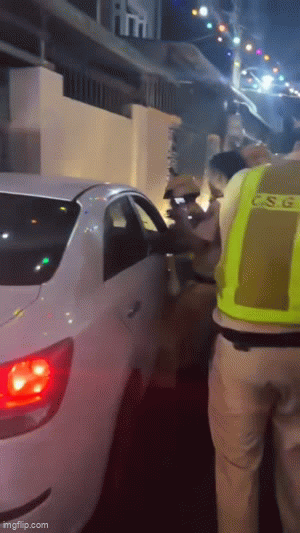 Clip CSGT TP.HCM đập cửa k&iacute;nh xe c&ocirc;ng nghệ, khống chế t&ecirc;n cướp: Lời đề nghị gấp của t&agrave;i xế- Ảnh 2.