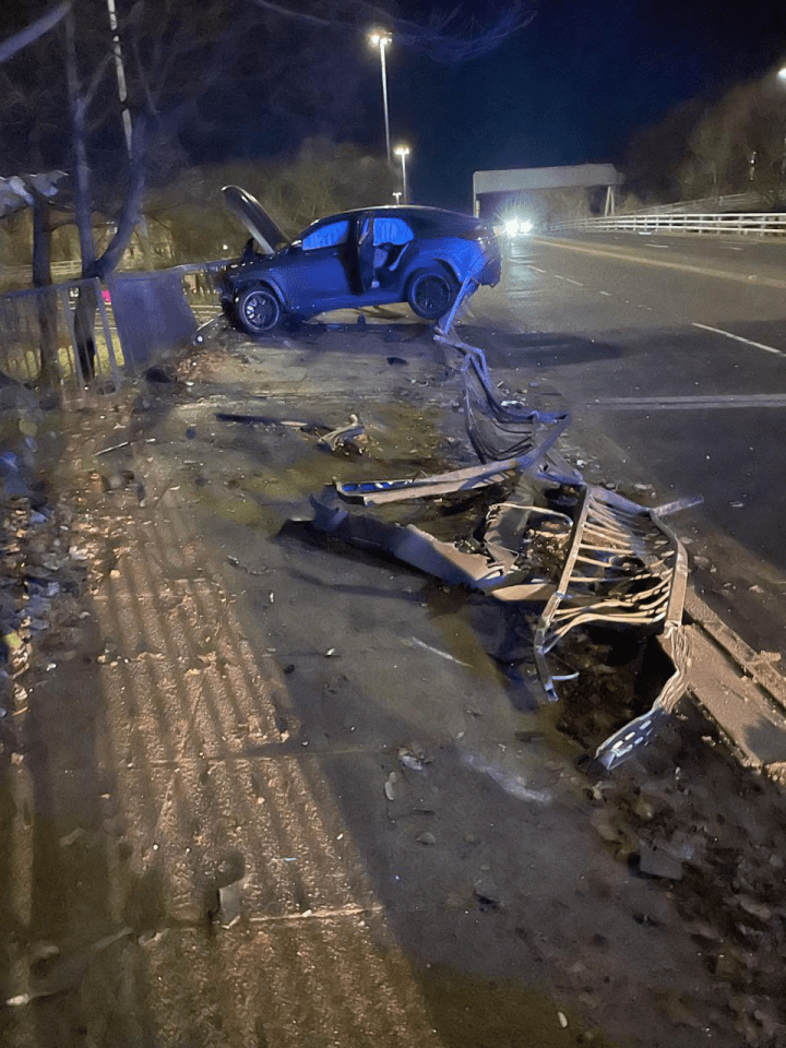 Hiện trường tan hoang khi ngôi sao bóng đá lái siêu xe gây tai nạn chỉ ít giờ sau chiến thắng tưng bừng sân cỏ- Ảnh 2. Hiện trường tan hoang khi ngôi sao bóng đá lái siêu xe gây tai nạn chỉ ít giờ sau chiến thắng tưng bừng sân cỏ- Ảnh 2.