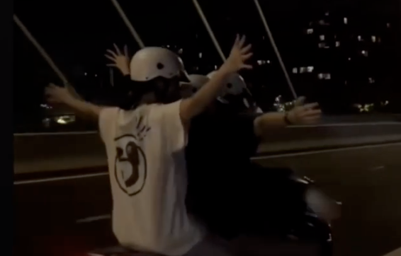 Thêm clip buông hai tay khi chạy xe máy qua cầu Ba Son, TPHCM- Ảnh 1. Thêm clip buông hai tay khi chạy xe máy qua cầu Ba Son, TPHCM- Ảnh 1.