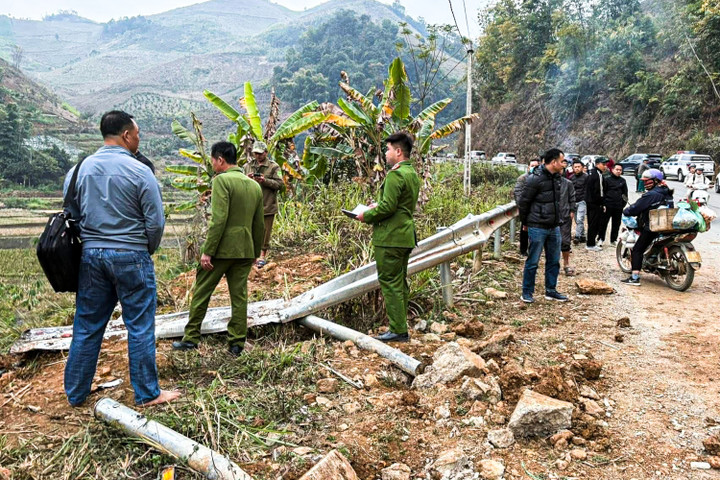 Lật xe kh&aacute;ch, 11 người bị thương ở Sơn La: T&agrave;i xế khai do buồn ngủ- Ảnh 2.