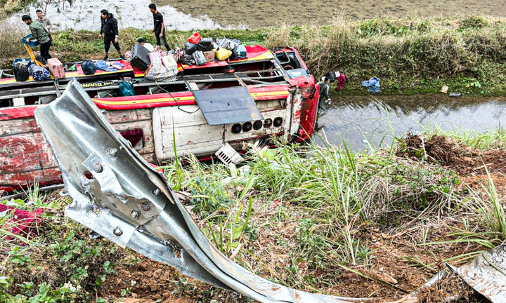 Lật xe kh&aacute;ch, 11 người bị thương ở Sơn La: T&agrave;i xế khai do buồn ngủ- Ảnh 1.