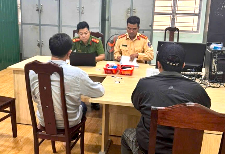 C&ocirc;ng an l&agrave;m việc với 2 t&agrave;i xế xe kh&aacute;ch chặn đầu xe kh&aacute;c bắt xuống 'n&oacute;i chuyện'- Ảnh 1.