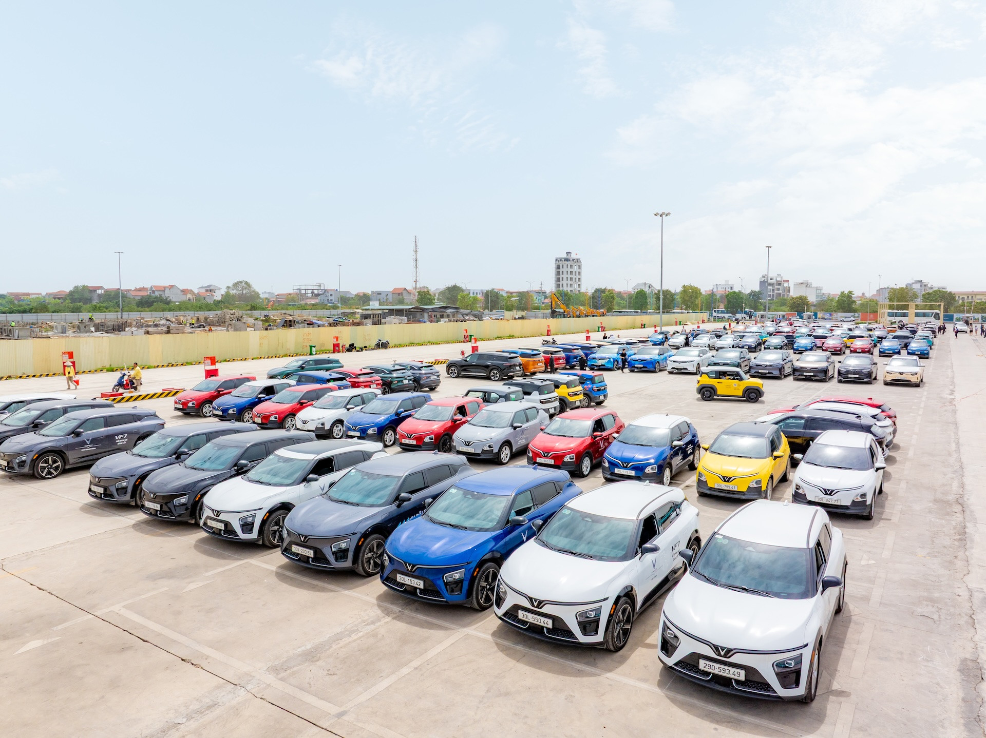 VinFast 'tất tay' năm 2026: 0 đồng cũng mua được xe, tặng 10% giá bán, miễn phí sạc xuyên qua năm 2027- Ảnh 2. VinFast 'tất tay' năm 2026: 0 đồng cũng mua được xe, tặng 10% giá bán, miễn phí sạc xuyên qua năm 2027- Ảnh 2.