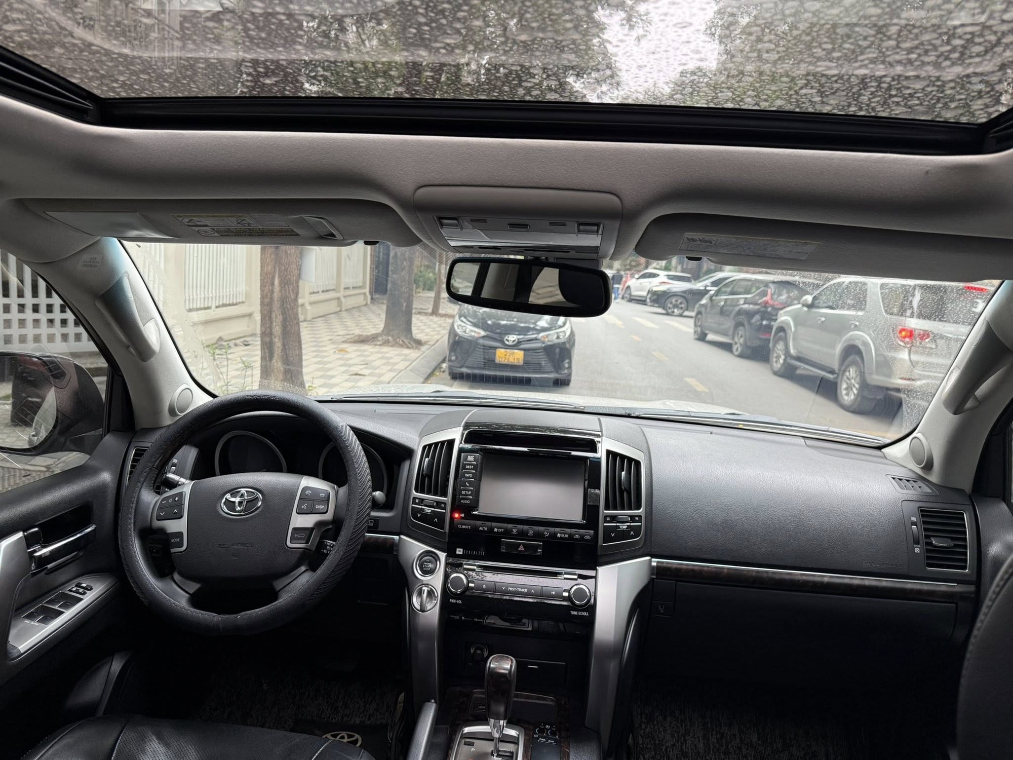 Không hổ danh ‘thánh giữ giá’, chiếc Toyota Land Cruiser 11 năm tuổi này bán lại đắt ngang E-Class ‘đập hộp’- Ảnh 5.