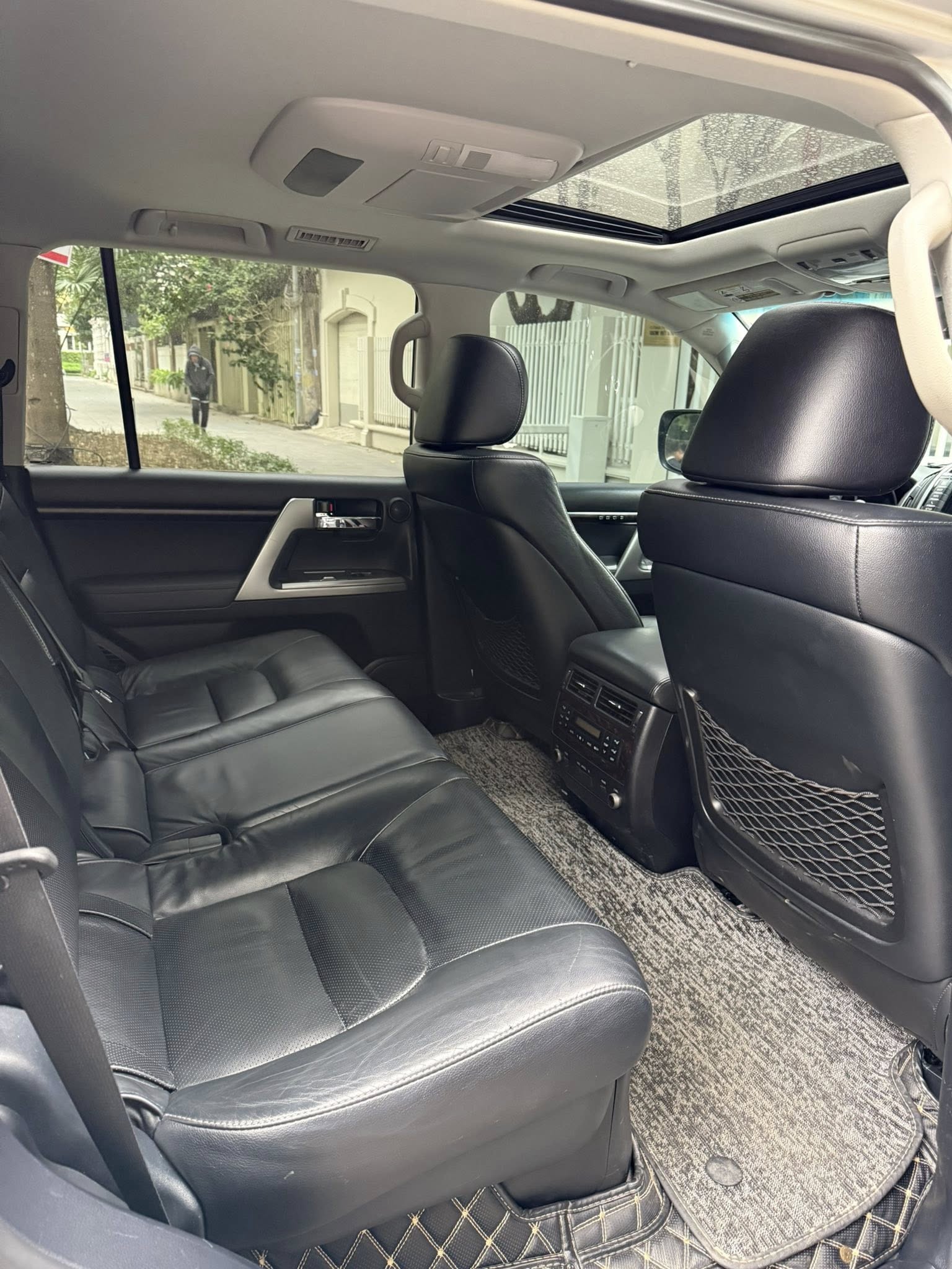 Không hổ danh ‘thánh giữ giá’, chiếc Toyota Land Cruiser 11 năm tuổi này bán lại đắt ngang E-Class ‘đập hộp’- Ảnh 11.