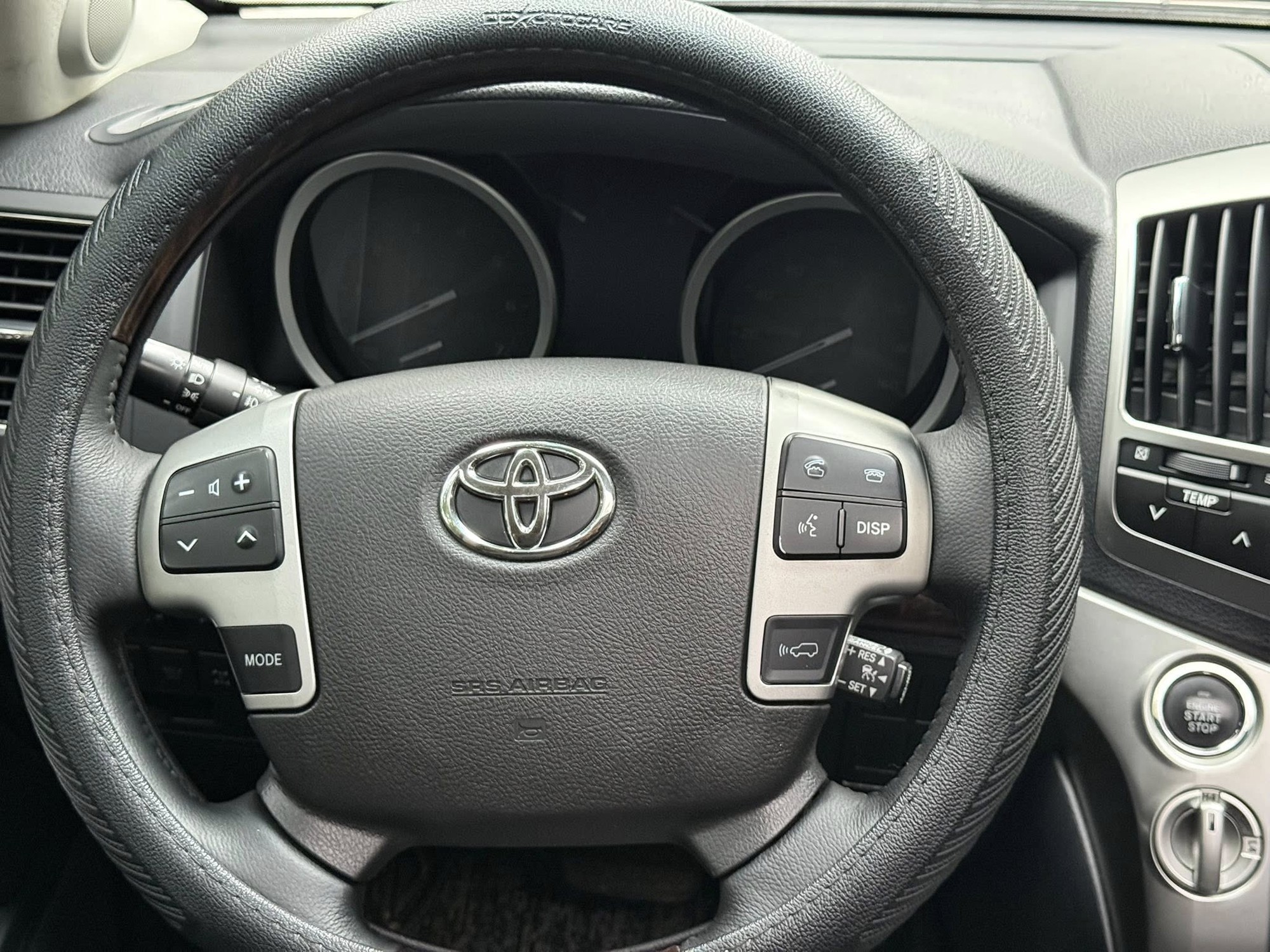 Không hổ danh ‘thánh giữ giá’, chiếc Toyota Land Cruiser 11 năm tuổi này bán lại đắt ngang E-Class ‘đập hộp’- Ảnh 6.