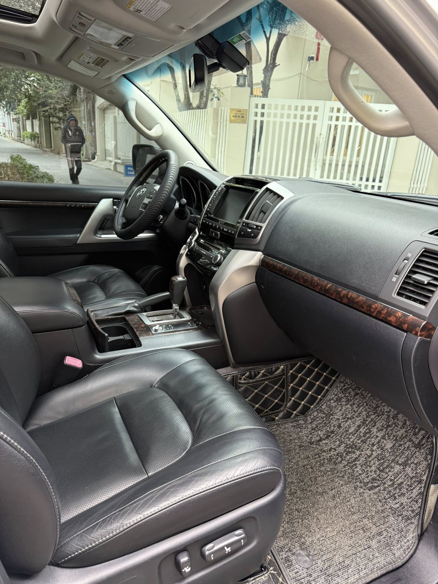 Không hổ danh ‘thánh giữ giá’, chiếc Toyota Land Cruiser 11 năm tuổi này bán lại đắt ngang E-Class ‘đập hộp’- Ảnh 10.