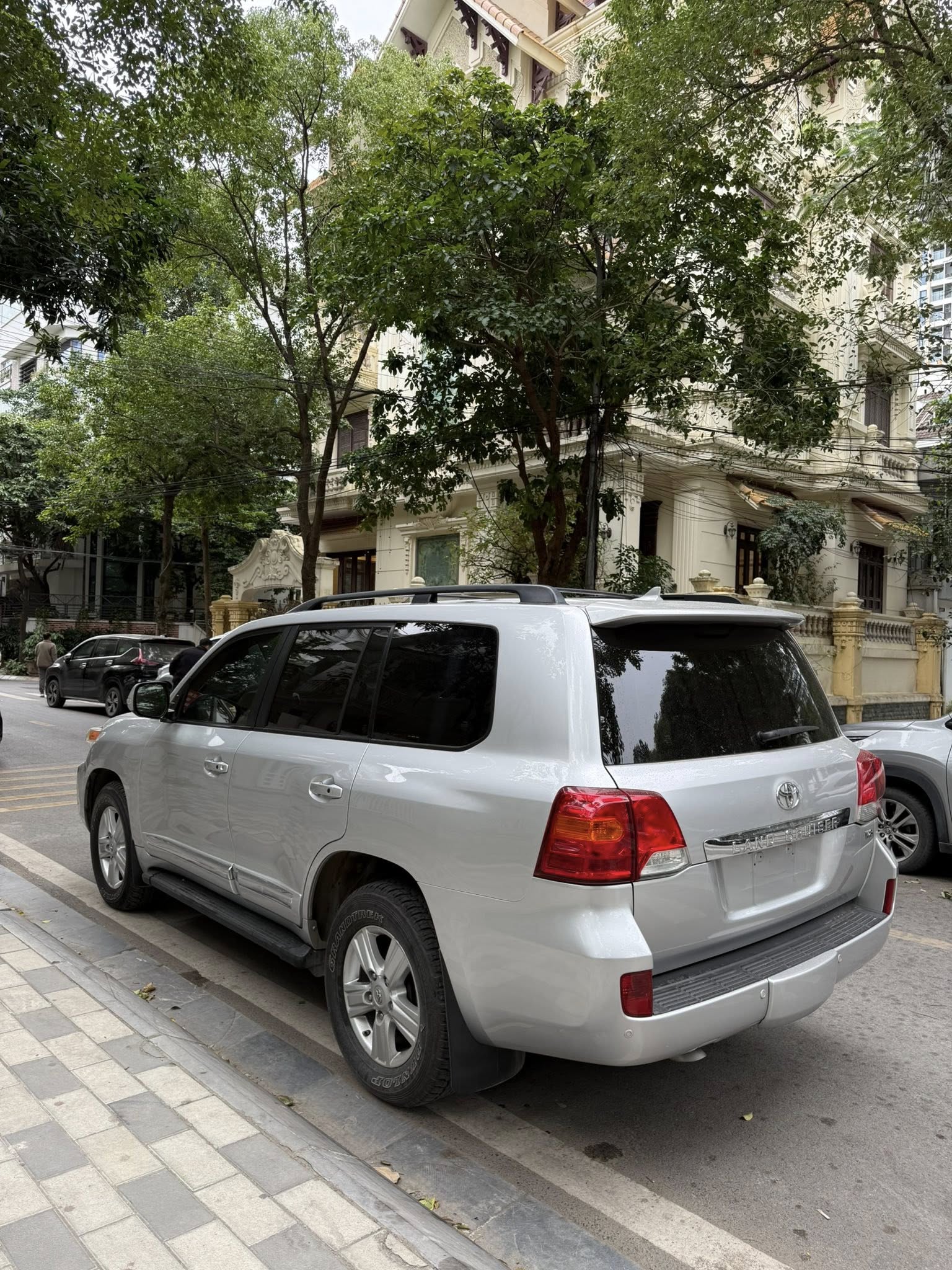 Không hổ danh ‘thánh giữ giá’, chiếc Toyota Land Cruiser 11 năm tuổi này bán lại đắt ngang E-Class ‘đập hộp’- Ảnh 3.