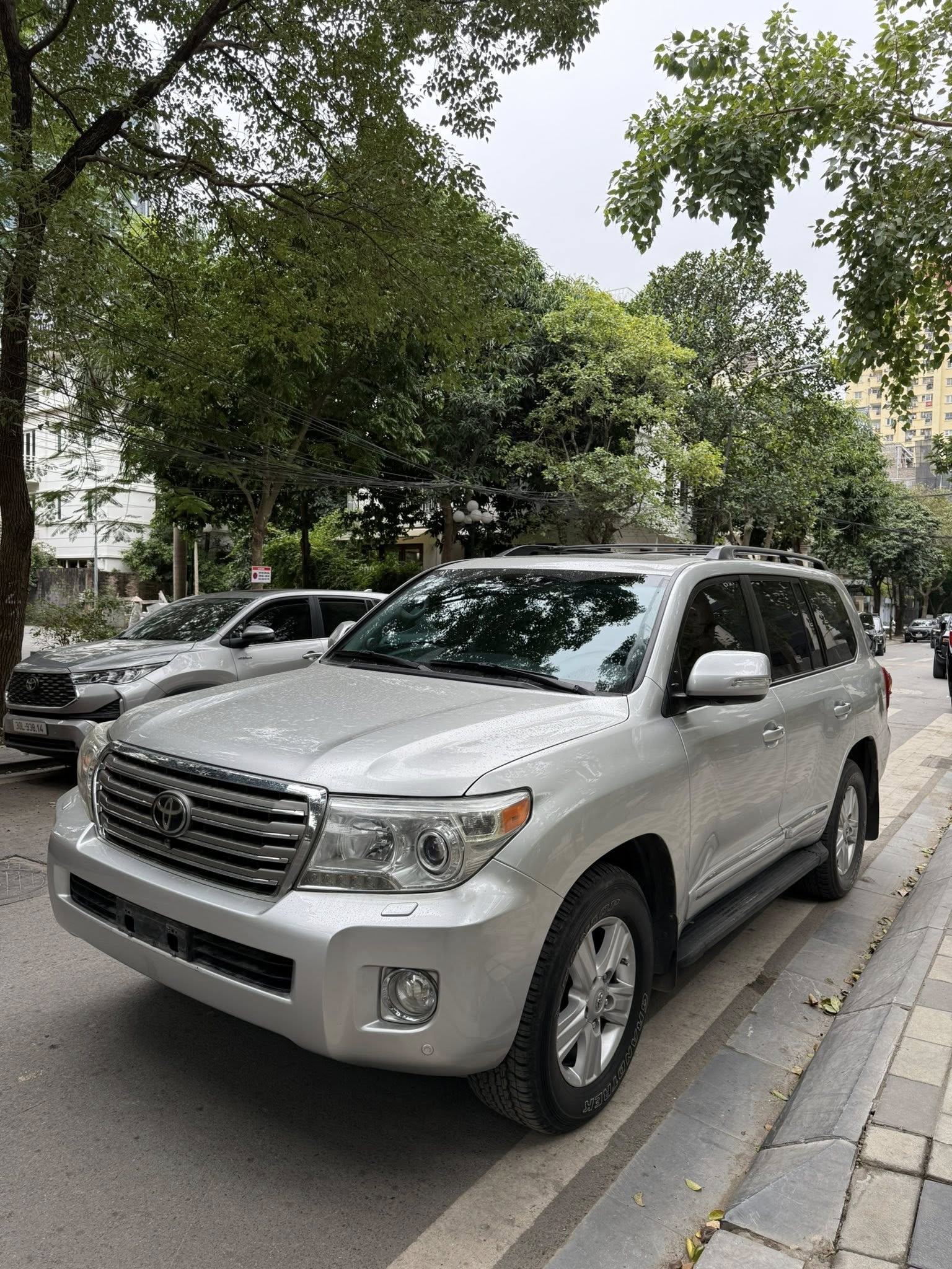 Không hổ danh ‘thánh giữ giá’, chiếc Toyota Land Cruiser 11 năm tuổi này bán lại đắt ngang E-Class ‘đập hộp’- Ảnh 2.
