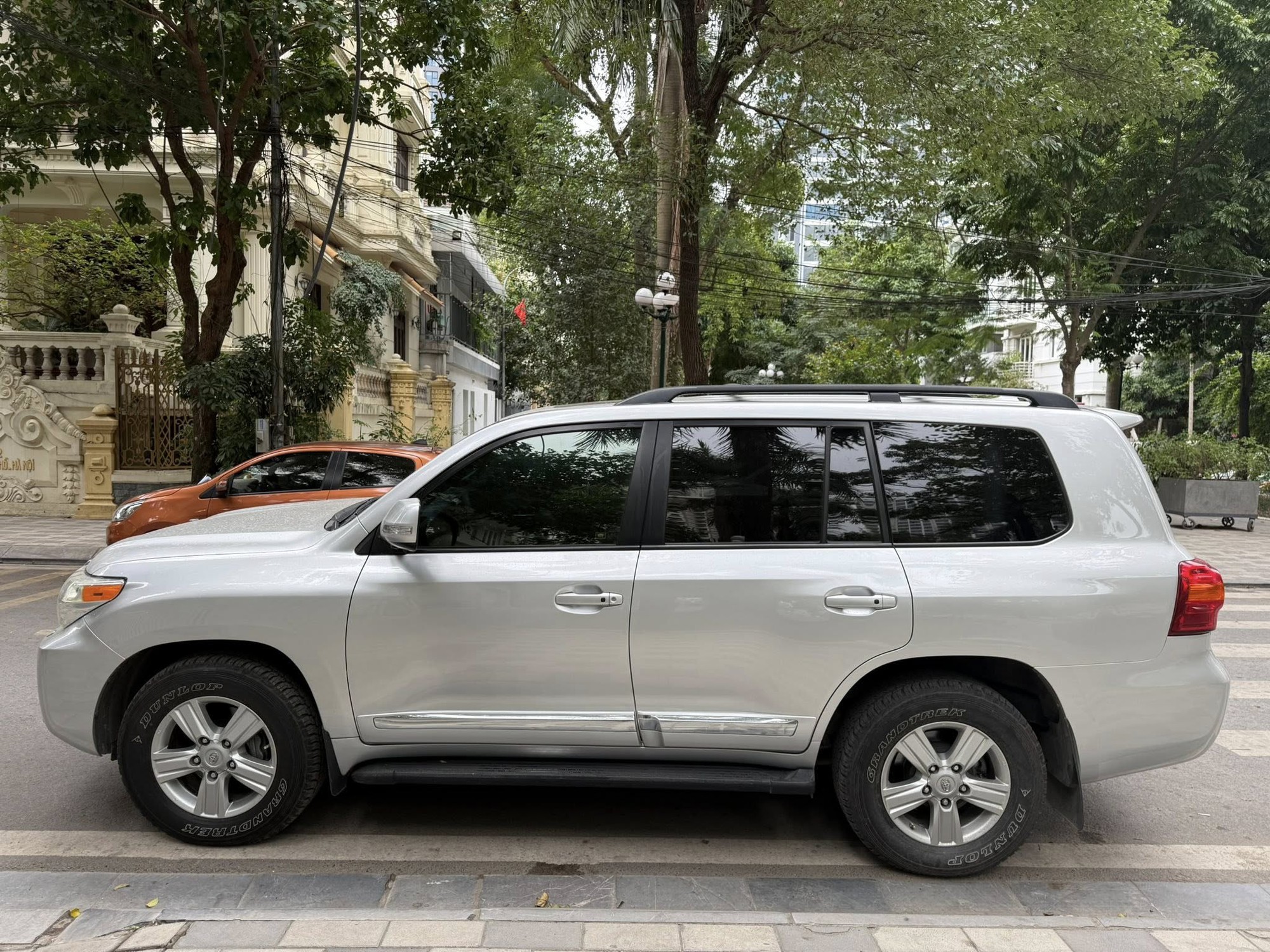 Không hổ danh ‘thánh giữ giá’, chiếc Toyota Land Cruiser 11 năm tuổi này bán lại đắt ngang E-Class ‘đập hộp’- Ảnh 4.