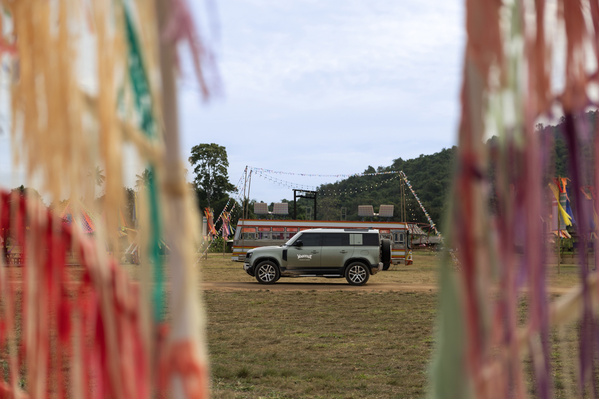 T&ocirc;i sang Th&aacute;i dự Wonderfruit 2025 để hiểu: Sống kiểu chủ xe Defender l&agrave; như thế n&agrave;y đ&acirc;y!- Ảnh 1.