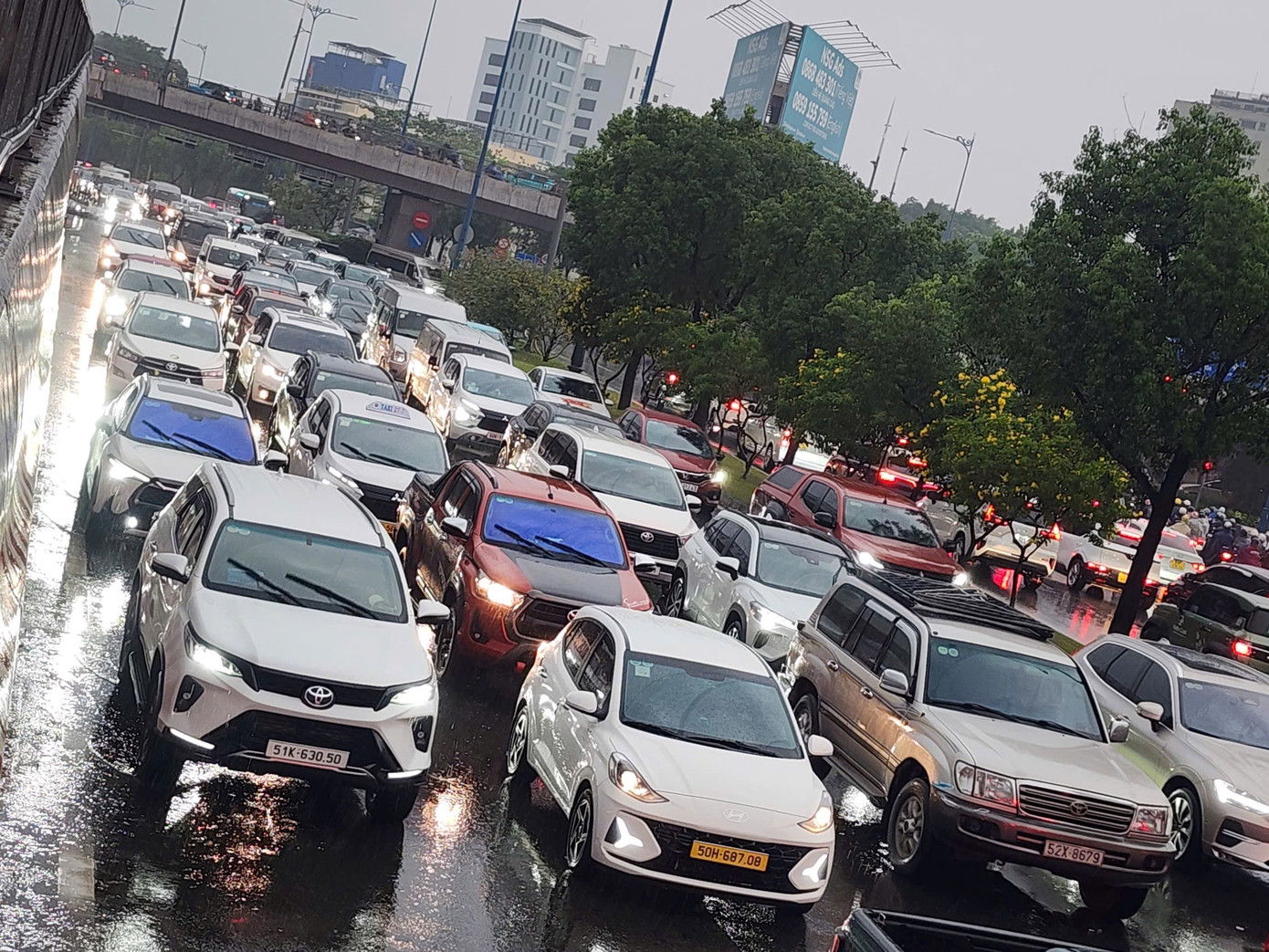 Xe ô tô lật chắn ngang đường, kẹt xe dài hơn 2km- Ảnh 3.