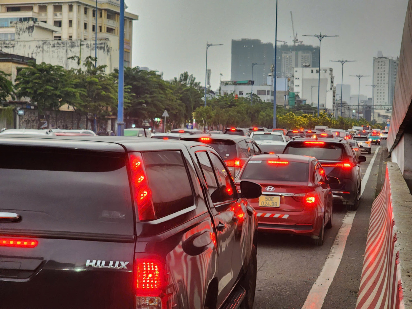 Xe ô tô lật chắn ngang đường, kẹt xe dài hơn 2km- Ảnh 2.