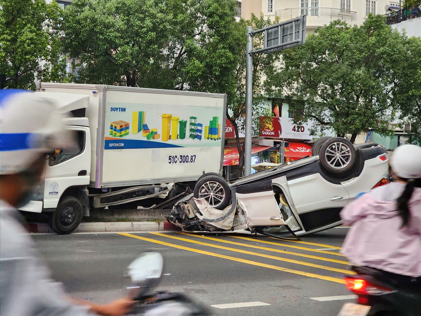 Xe &ocirc; t&ocirc; lật chắn ngang đường, kẹt xe d&agrave;i hơn 2km- Ảnh 1.