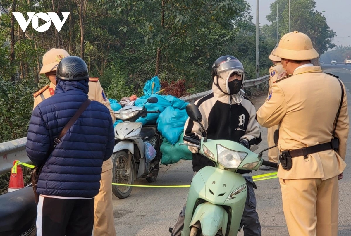 Ch&iacute;nh thức khấu trừ lương để đ&oacute;ng phạt giao th&ocirc;ng từ 1/1/2026- Ảnh 1.