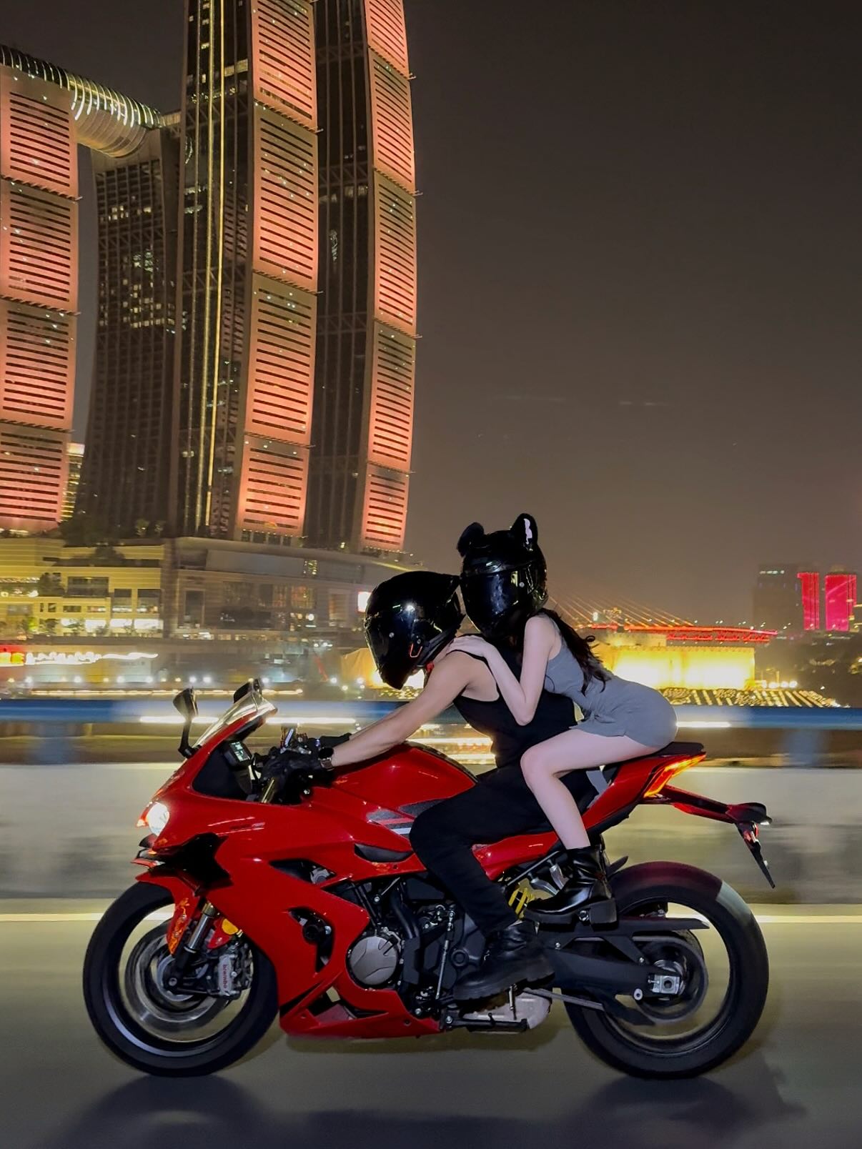 Rộ tr&agrave;o lưu thu&ecirc; trai đẹp cưỡi m&ocirc; t&ocirc; đi dạo đ&ecirc;m ở TP.HCM, c&oacute; clip hot mang về- Ảnh 7.