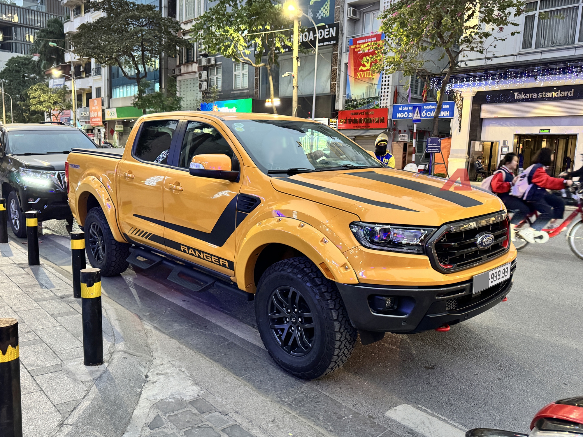 Bắt gặp Ford Ranger nhập Mỹ lăn bánh ở Hà Nội: Đeo biển số ngũ 9, máy xăng 270 mã lực, từng được rao bán gần 3,1 tỷ- Ảnh 2. Bắt gặp Ford Ranger nhập Mỹ lăn bánh ở Hà Nội: Đeo biển số ngũ 9, máy xăng 270 mã lực, từng được rao bán gần 3,1 tỷ- Ảnh 2.