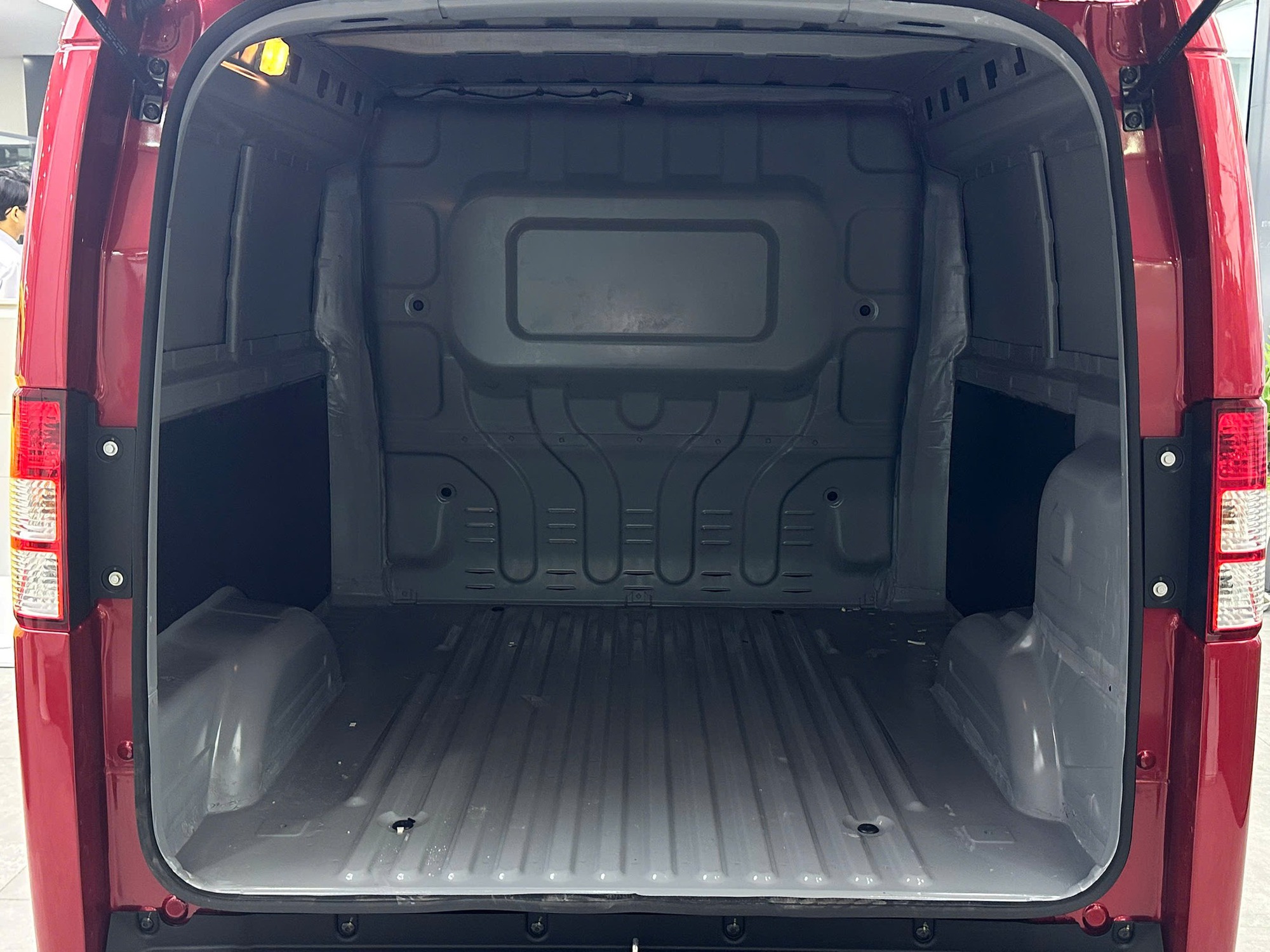 Đại lý nhận đặt VinFast EC Van bản mới: Giá dự kiến 325 triệu đồng, thêm cửa lùa như 'Su cóc’, dễ bán sau Tết- Ảnh 4.