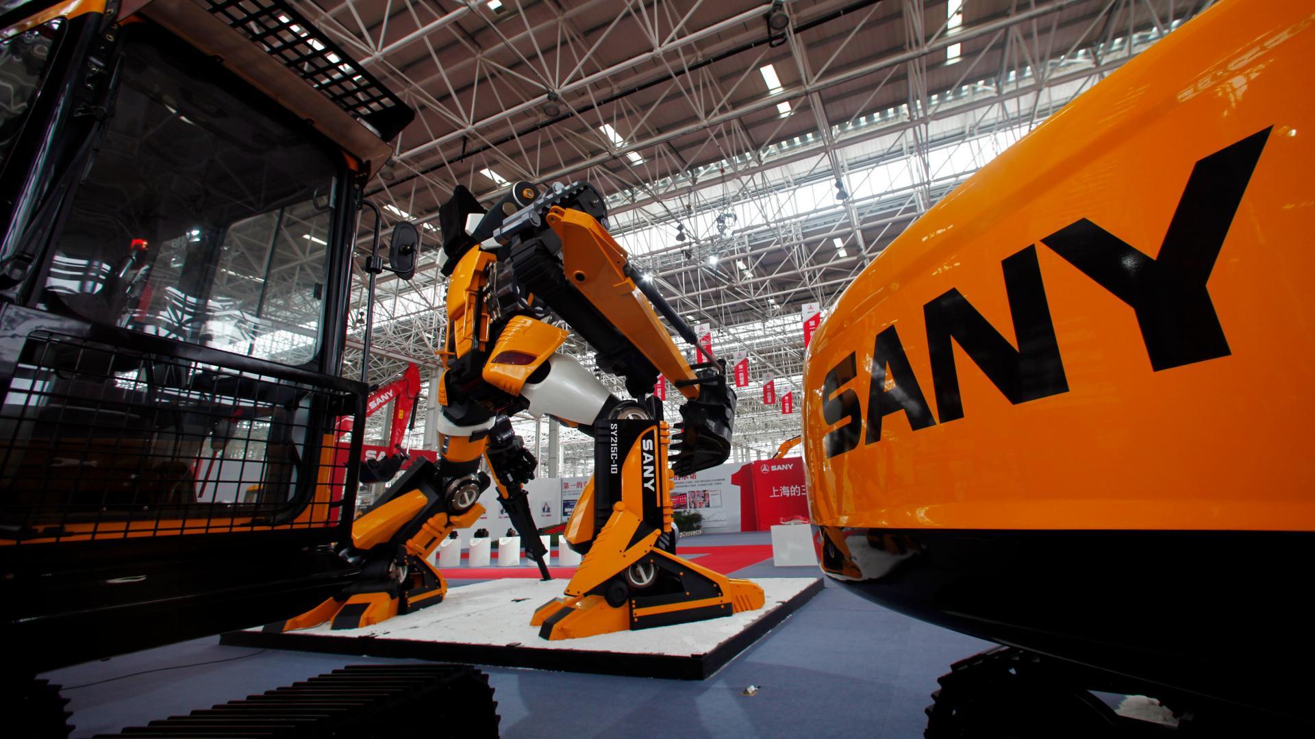 Một t&agrave;i xế c&oacute; thể l&aacute;i 5 xe tải c&ugrave;ng l&uacute;c kh&ocirc;ng? H&agrave;ng x&oacute;m Việt Nam đưa c&acirc;u trả lời kh&ocirc;ng thể thuyết phục hơn- Ảnh 1.