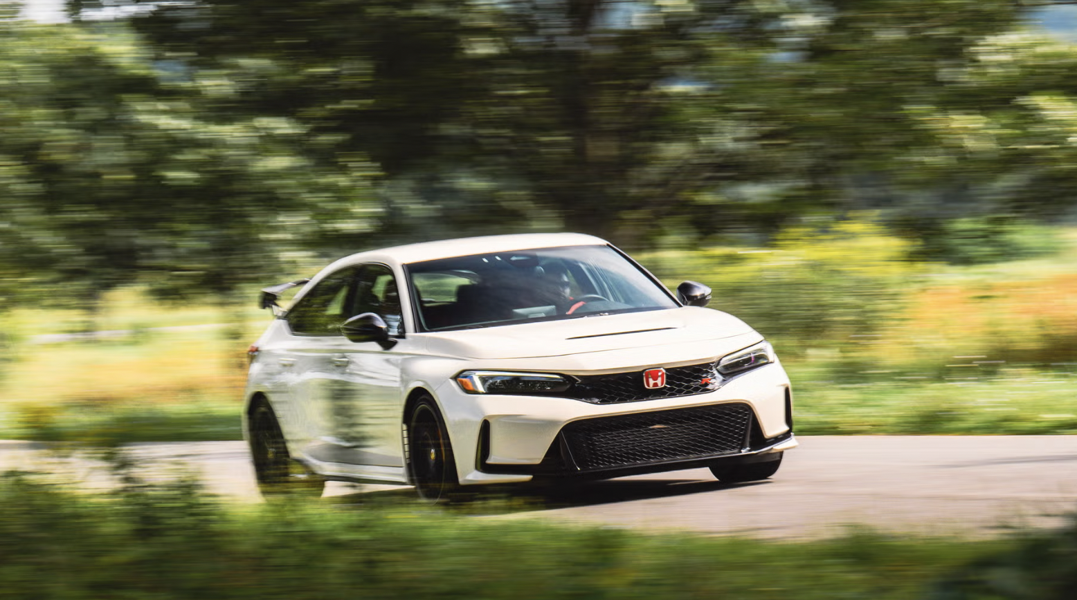 Sống sót qua 'án tử' khí thải nhưng Civic Type R 2026 lại gây tranh cãi: Giá tăng phi mã, công nghệ dậm chân tại chỗ trước sức ép từ Toyota GR Corolla- Ảnh 1.