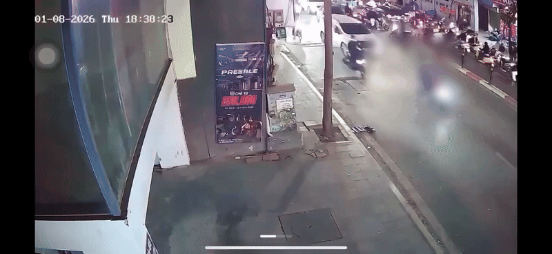 Người đàn ông đi xe máy bị ô tô kéo lê, tử vong trên phố Hà Nội: Camera hé lộ diễn biến đau lòng- Ảnh 1.
