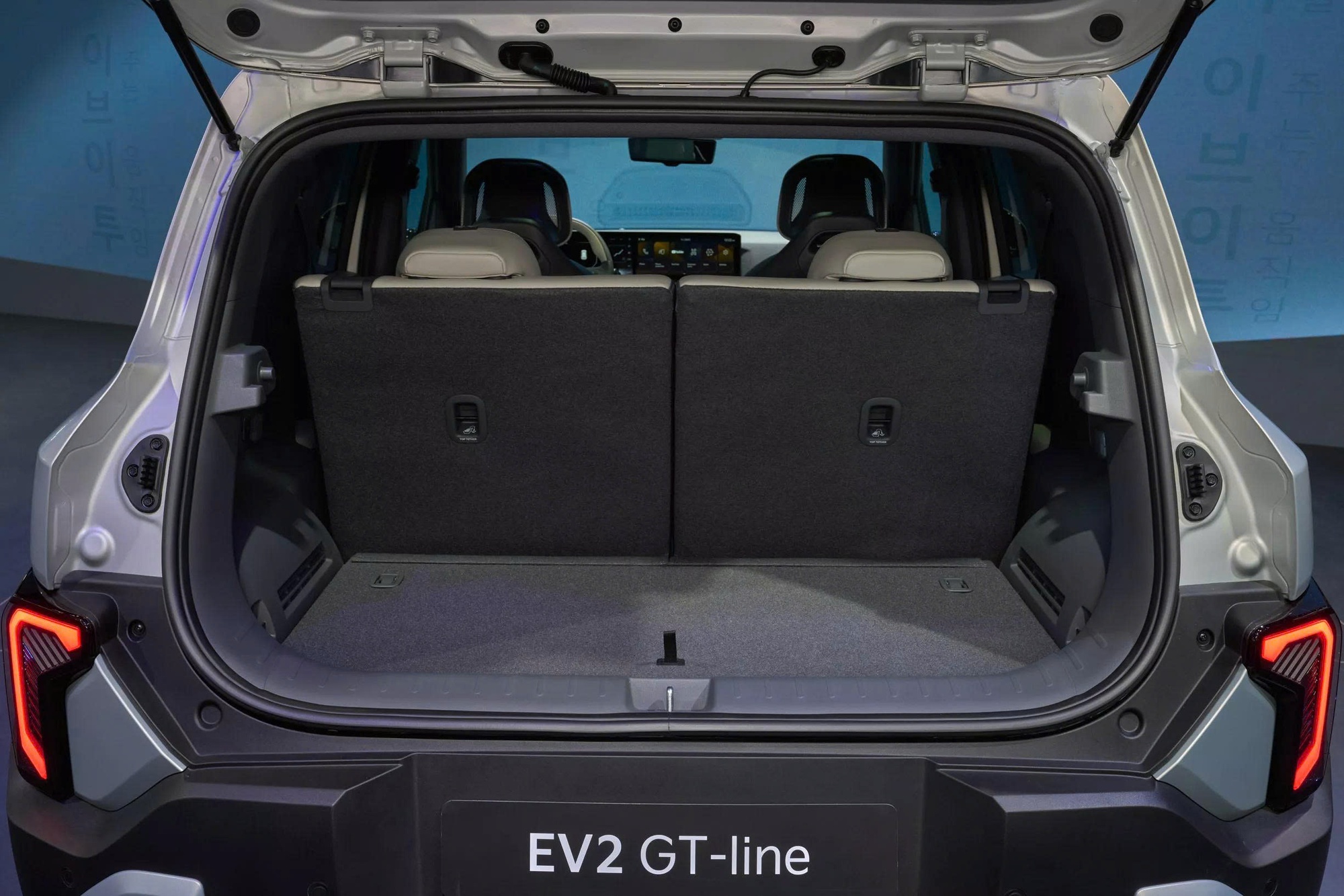 Kia EV2 ra mắt: CUV điện c&ugrave;ng cỡ VF 5, động cơ điện mạnh 145 m&atilde; lực, chạy TPHCM - Nha Trang kh&ocirc;ng cần sạc- Ảnh 12.