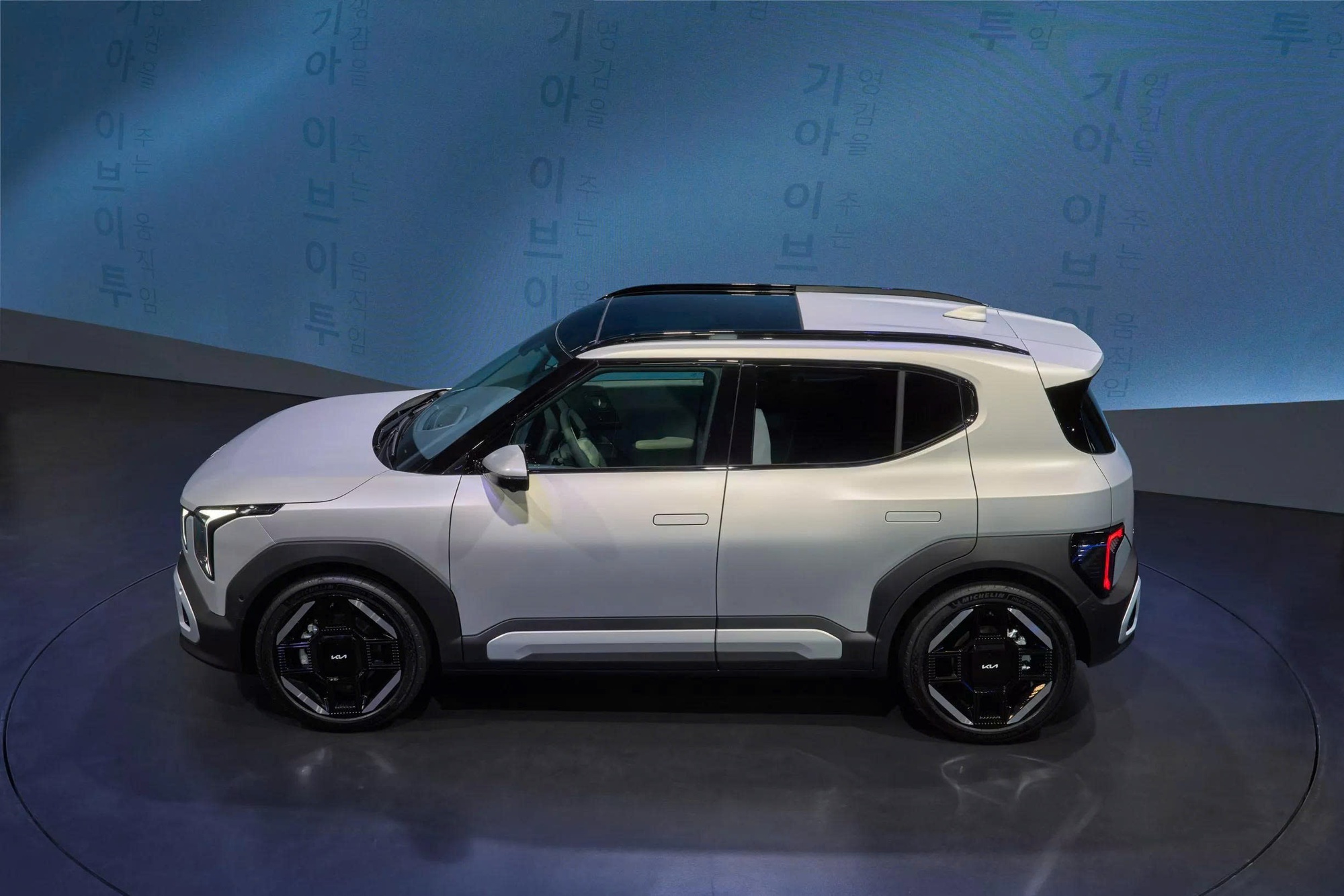 Kia EV2 ra mắt: CUV điện c&ugrave;ng cỡ VF 5, động cơ điện mạnh 145 m&atilde; lực, chạy TPHCM - Nha Trang kh&ocirc;ng cần sạc- Ảnh 4.