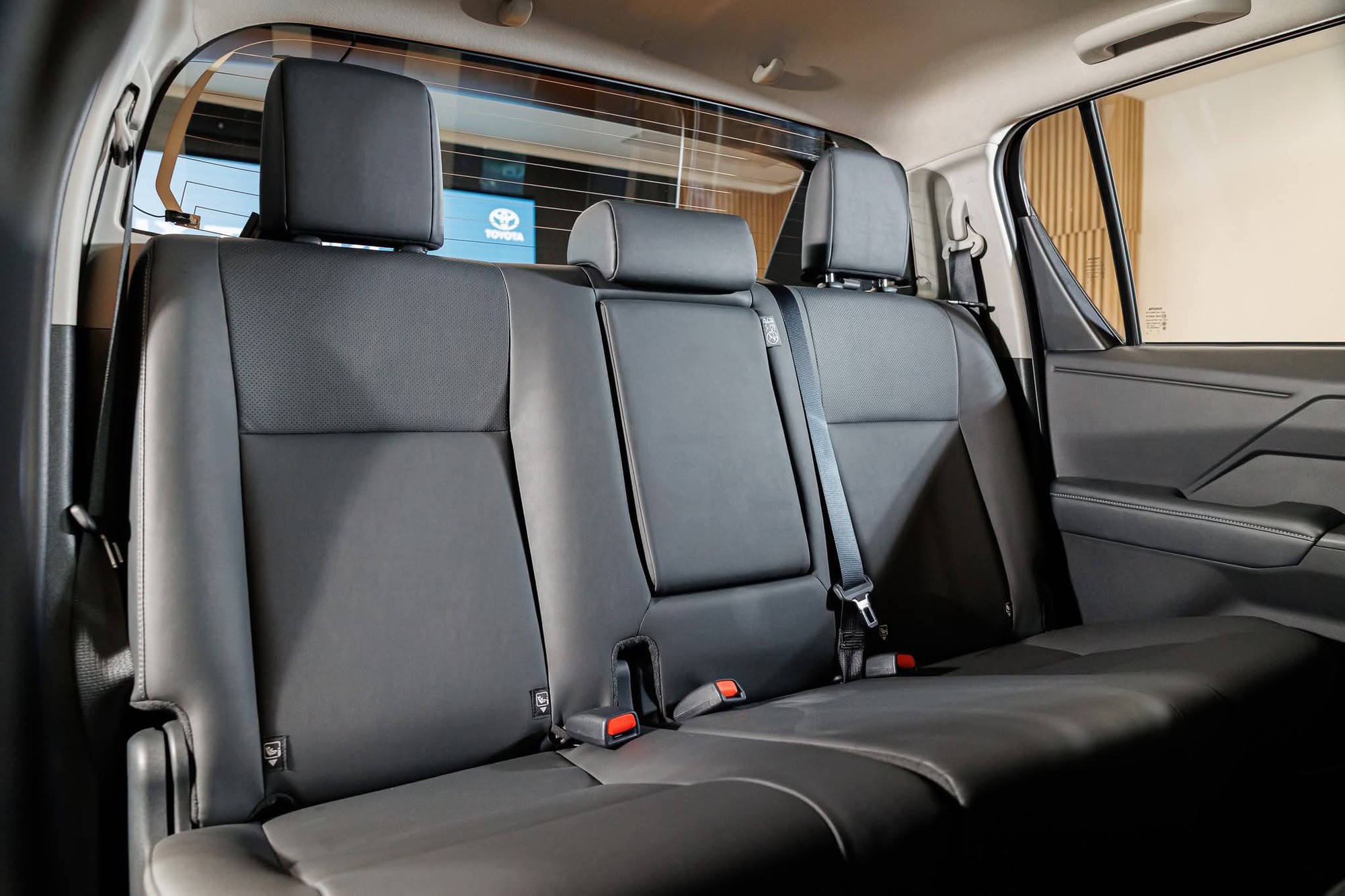 Toyota Hilux chốt ra mắt ngày 29/1: Máy dầu 2.8L mạnh ngang Ranger, nội thất như Prado, có ADAS, chỉ chờ giá tốt- Ảnh 14. Toyota Hilux chốt ra mắt ngày 29/1: Máy dầu 2.8L mạnh ngang Ranger, nội thất như Prado, có ADAS, chỉ chờ giá tốt- Ảnh 14.