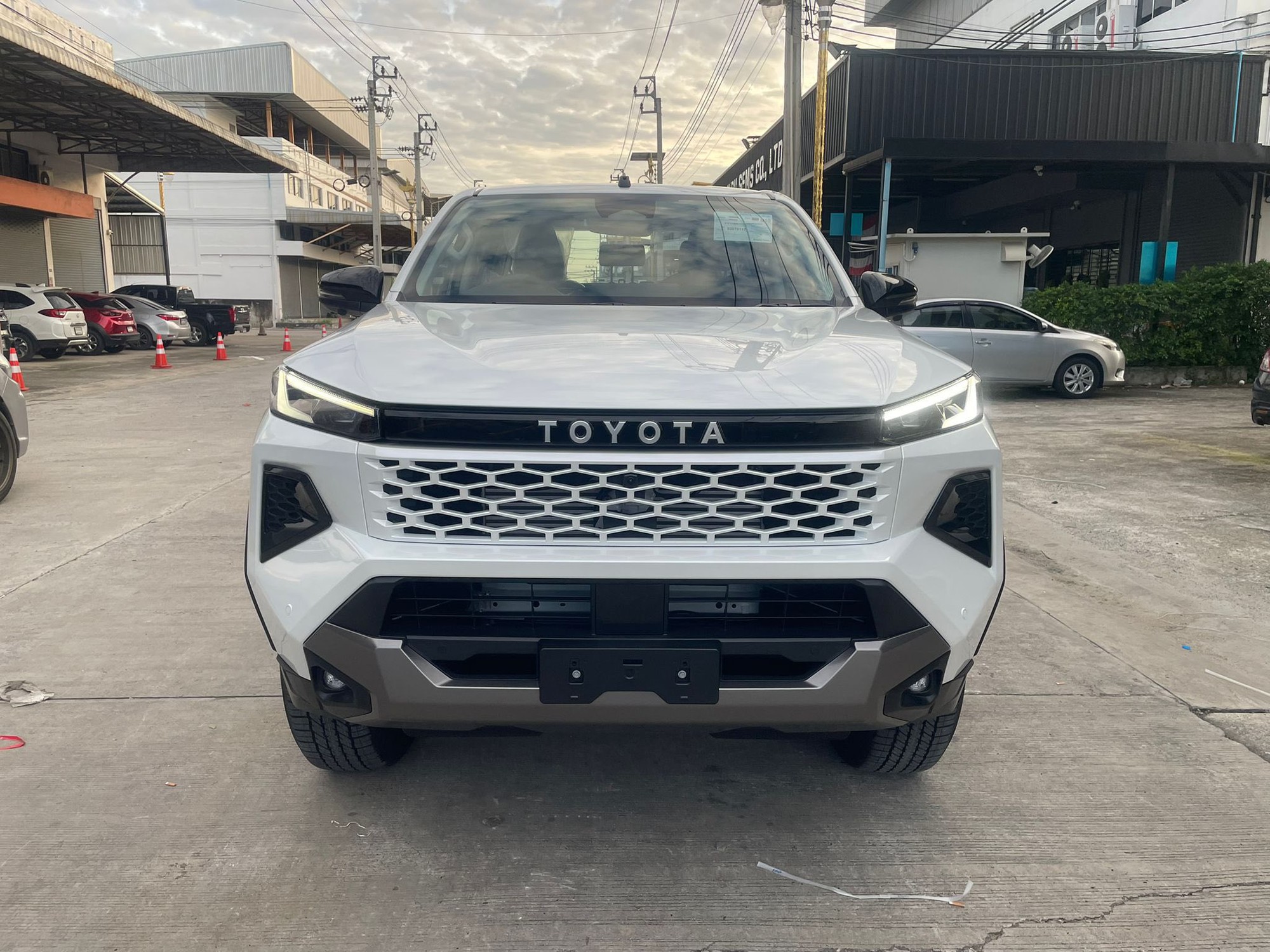 Toyota Hilux chốt ra mắt ngày 29/1: Máy dầu 2.8L mạnh ngang Ranger, nội thất như Prado, có ADAS, chỉ chờ giá tốt- Ảnh 6. Toyota Hilux chốt ra mắt ngày 29/1: Máy dầu 2.8L mạnh ngang Ranger, nội thất như Prado, có ADAS, chỉ chờ giá tốt- Ảnh 6.