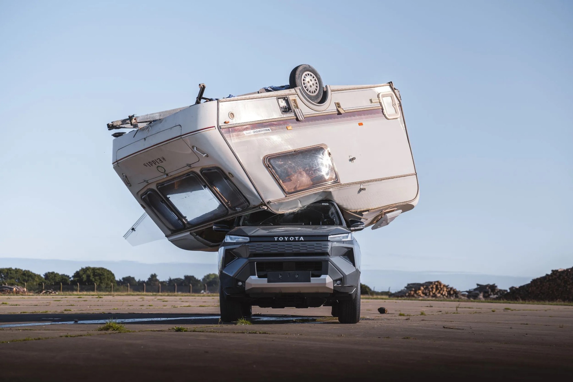 Toyota Hilux điện hứng trọn xe caravan 760kg rơi từ độ cao 9m, xong vẫn chạy đi như chưa c&oacute; chuyện g&igrave; - Ảnh 7.