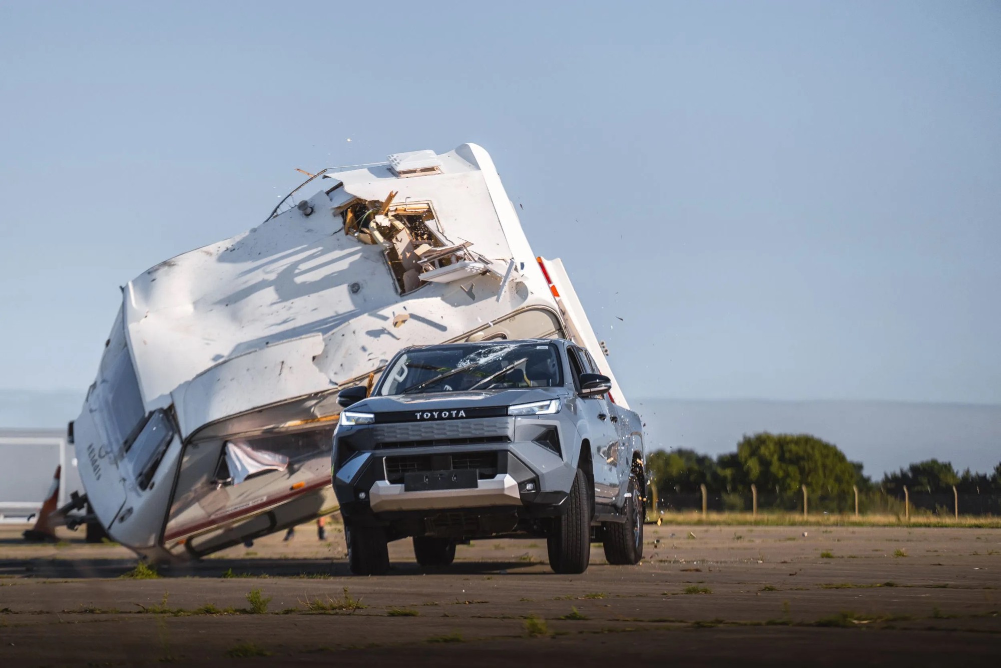 Toyota Hilux điện hứng trọn xe caravan 760kg rơi từ độ cao 9m, xong vẫn chạy đi như chưa c&oacute; chuyện g&igrave; - Ảnh 8.